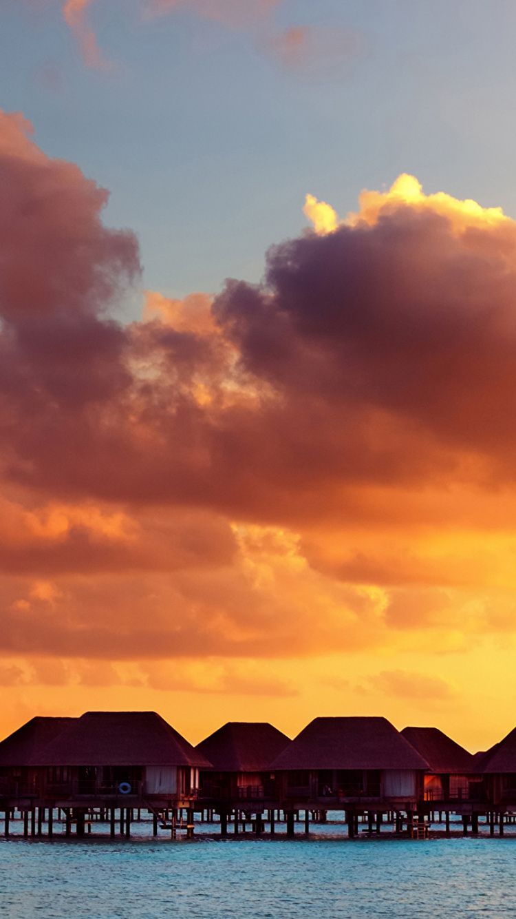 Silhouette de Maison Sur la Plage Pendant le Coucher du Soleil. Wallpaper in 750x1334 Resolution