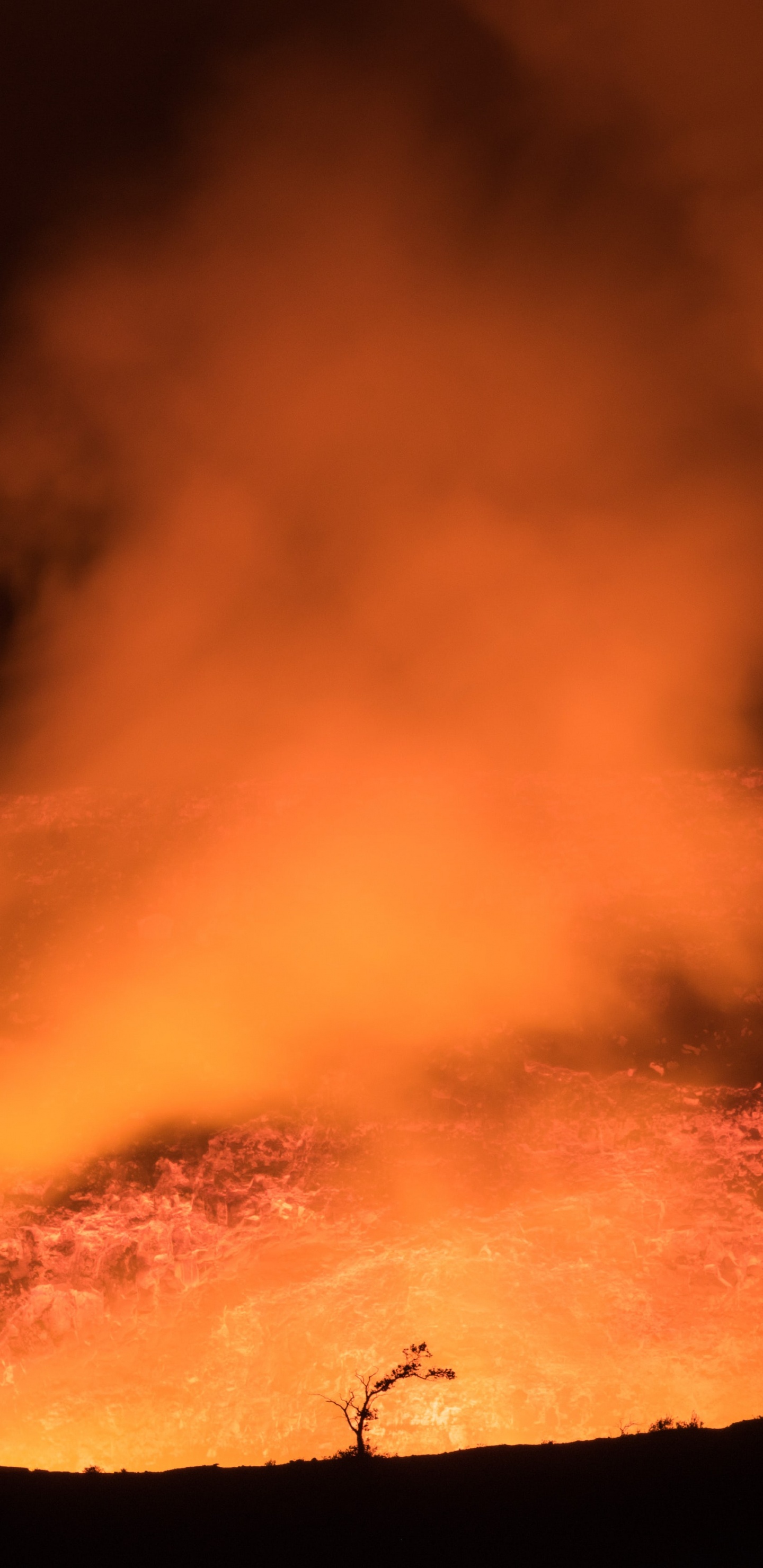 Humo Naranja y Rojo Sobre Mesa de Madera Marrón. Wallpaper in 1440x2960 Resolution