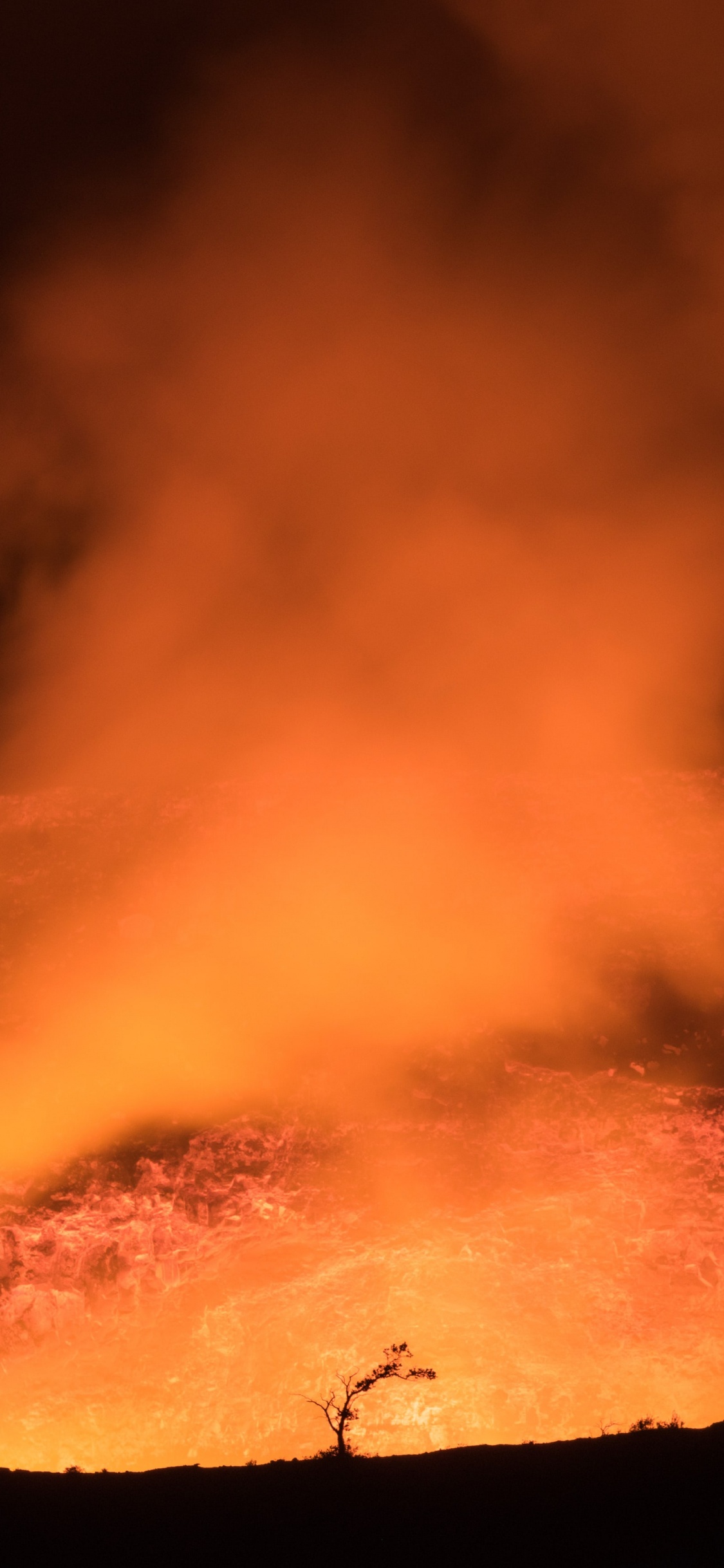 Fumée Orange et Rouge Sur Une Table en Bois Marron. Wallpaper in 1125x2436 Resolution