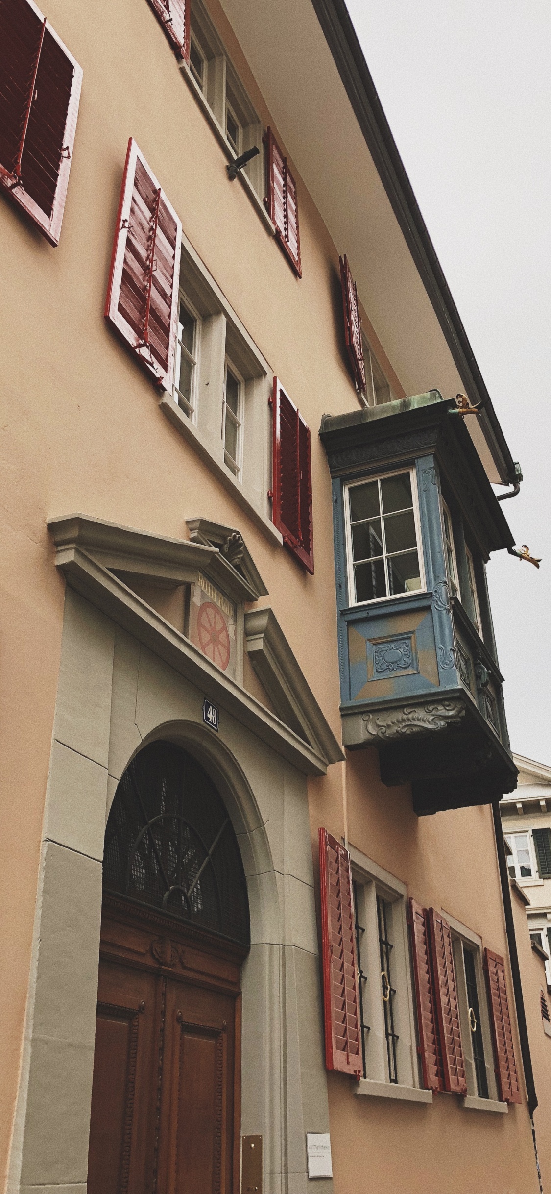 Balc, Techo, Propiedad, Fachada, Arquitectura. Wallpaper in 1125x2436 Resolution