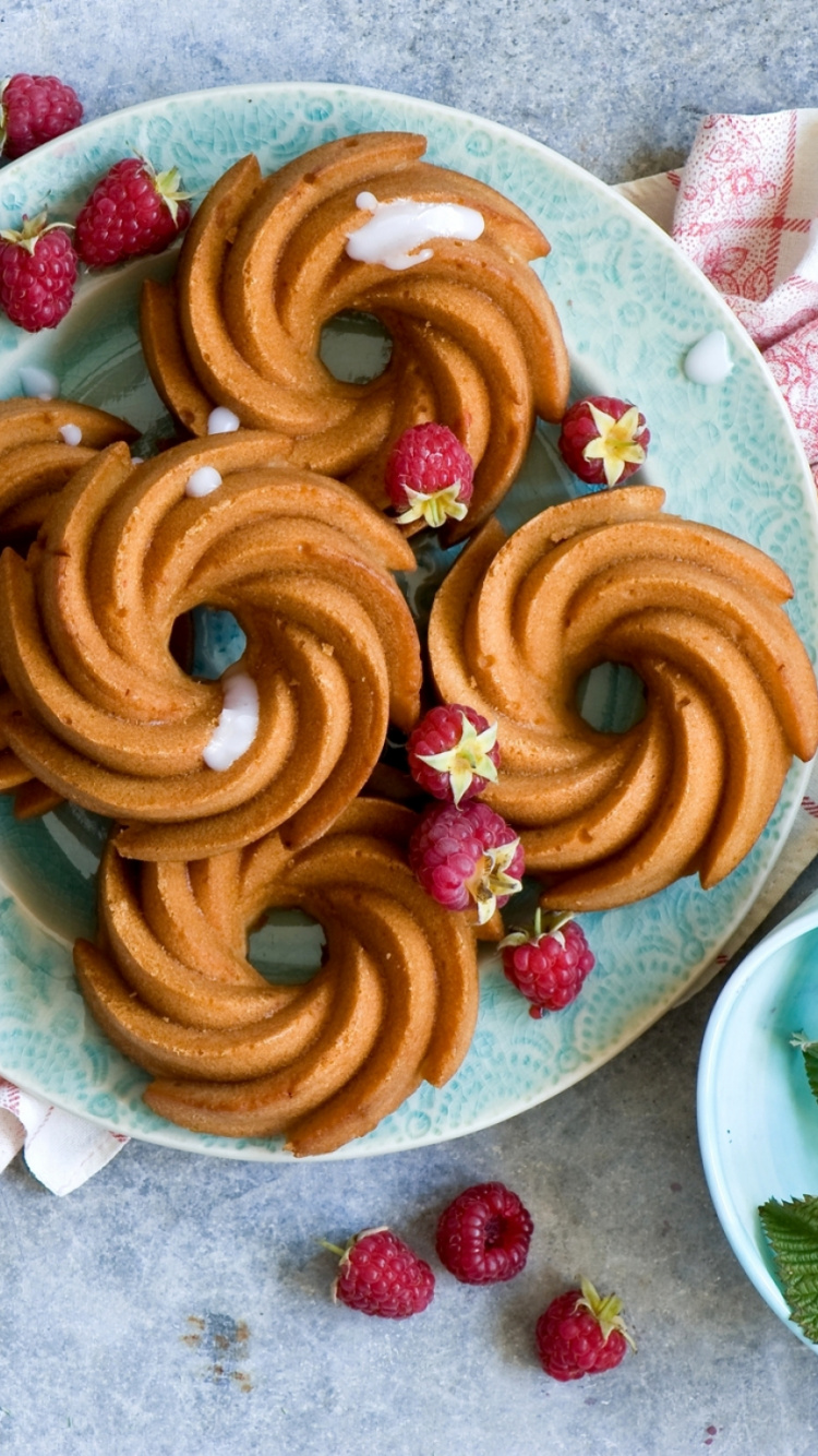 Pastel Redondo Marrón y Blanco Sobre Placa de Cerámica Floral Blanca y Rosa. Wallpaper in 750x1334 Resolution