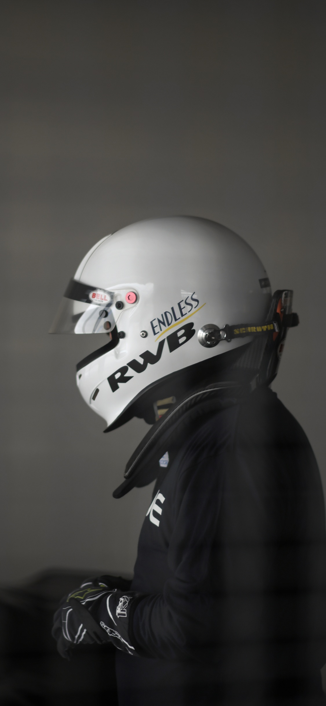 Personne Portant un Casque Blanc et Une Veste Noire. Wallpaper in 1125x2436 Resolution