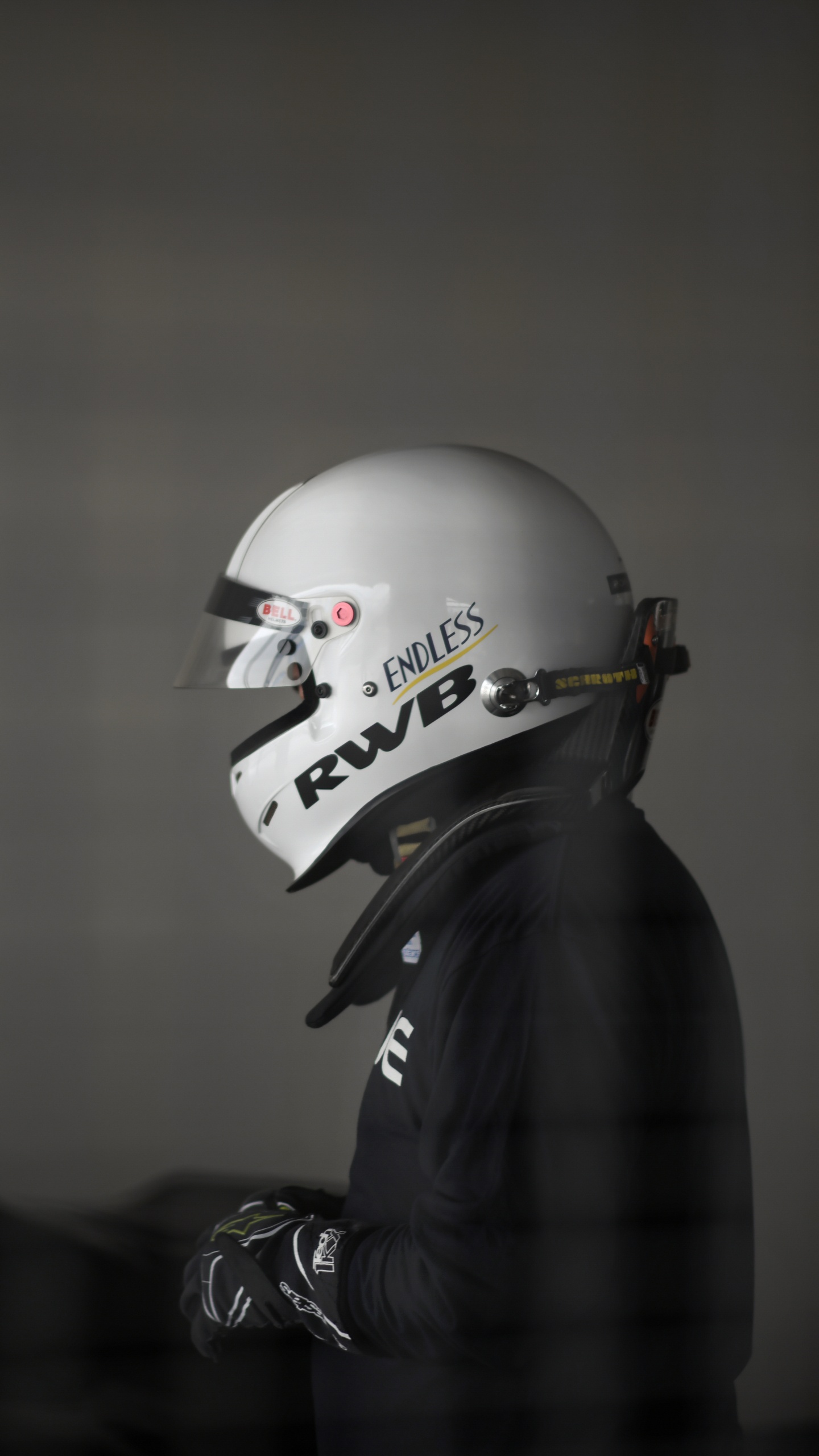 Personne Portant un Casque Blanc et Une Veste Noire. Wallpaper in 1440x2560 Resolution