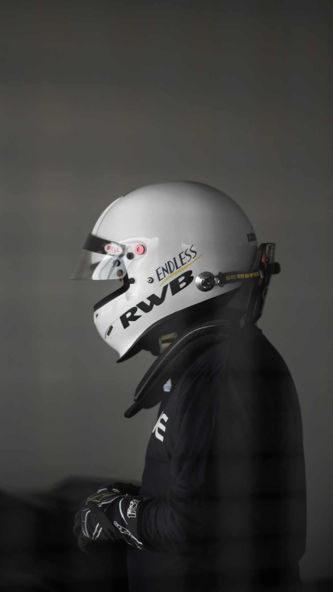 Person Mit Weißem Helm Und Schwarzer Jacke. Wallpaper in 1080x1920 Resolution