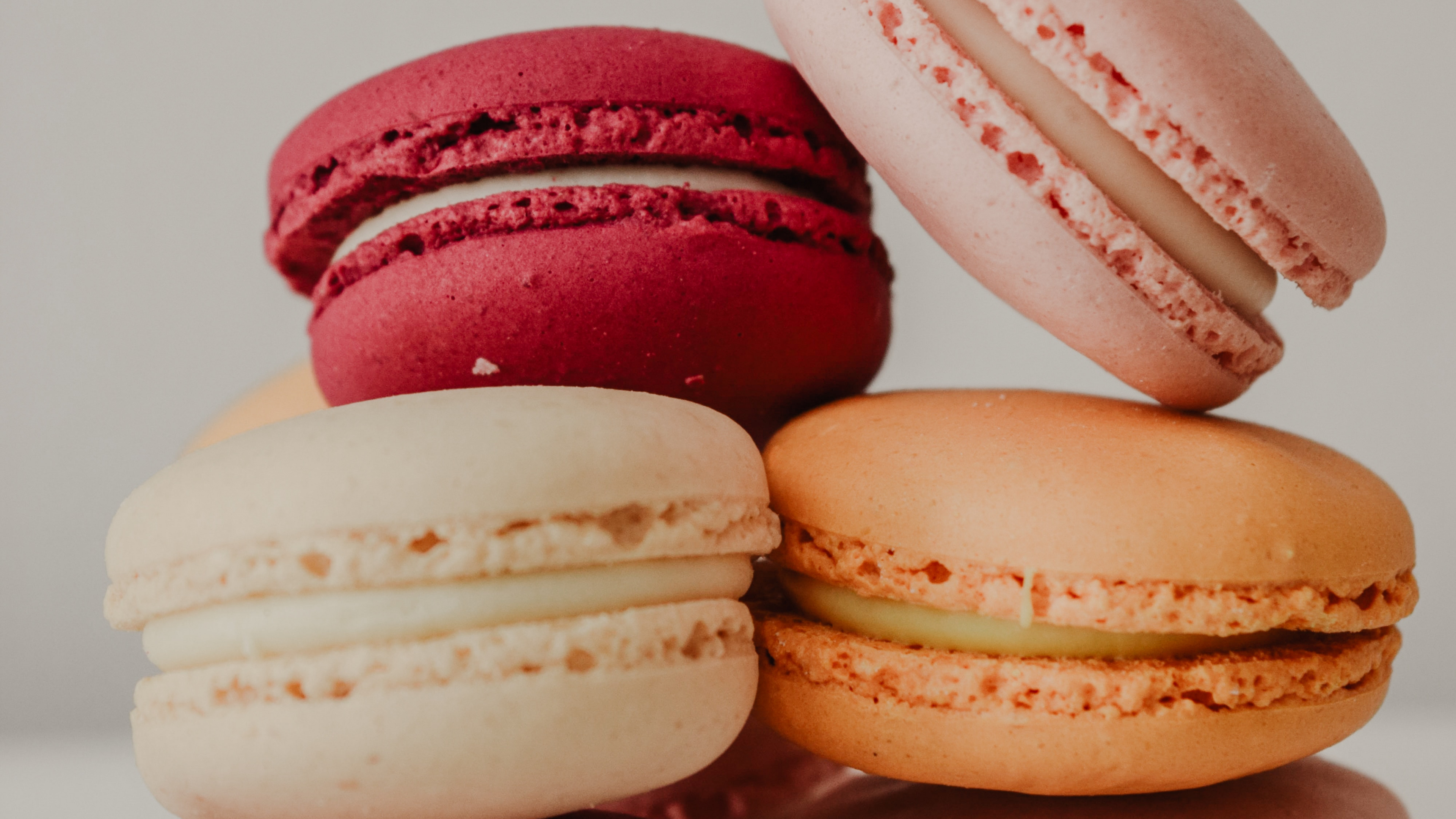 3 Pink and White Macaroons. Wallpaper in 3840x2160 Resolution