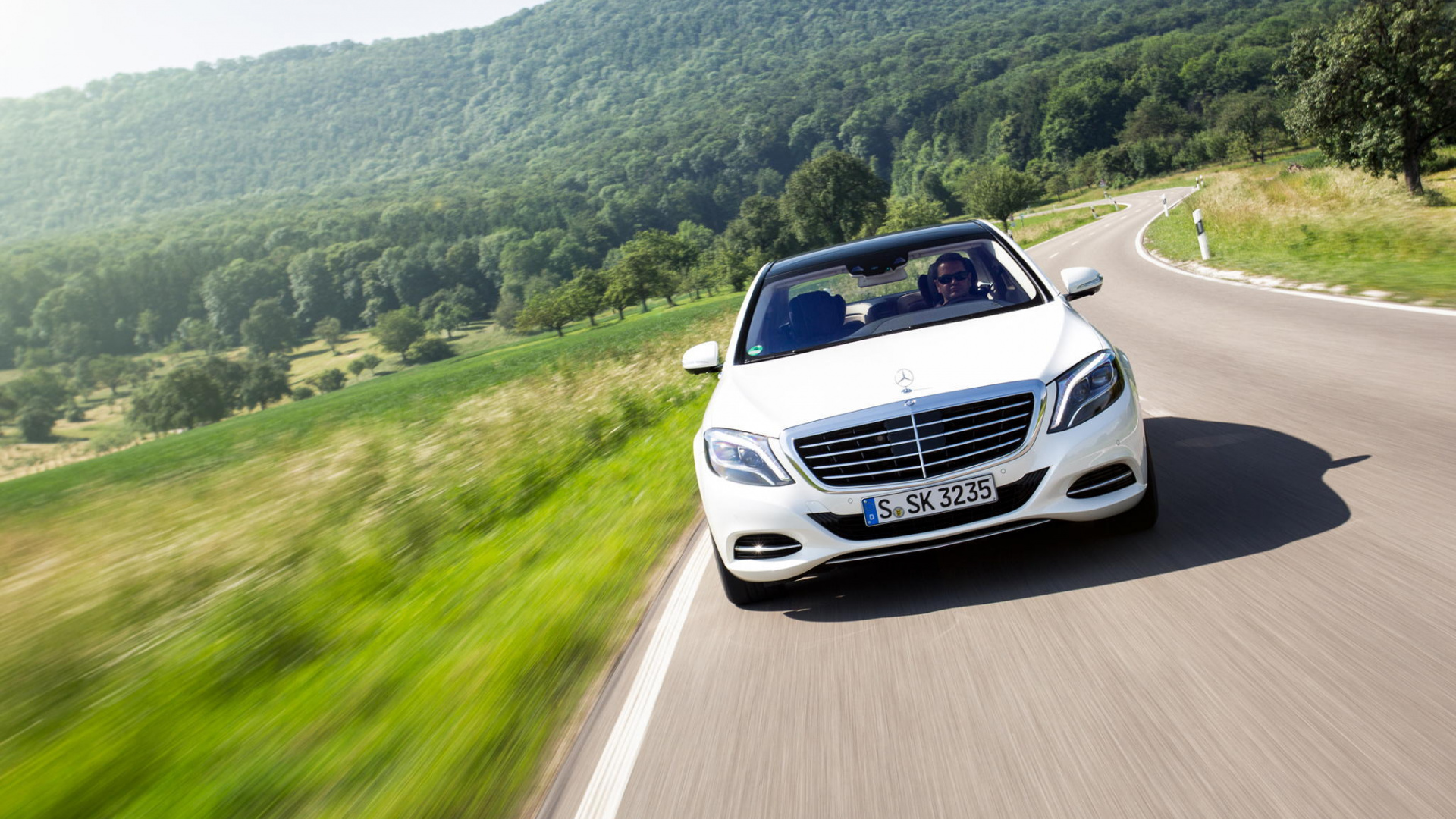 Weißes Mercedes Benz Auto Tagsüber Unterwegs. Wallpaper in 1920x1080 Resolution