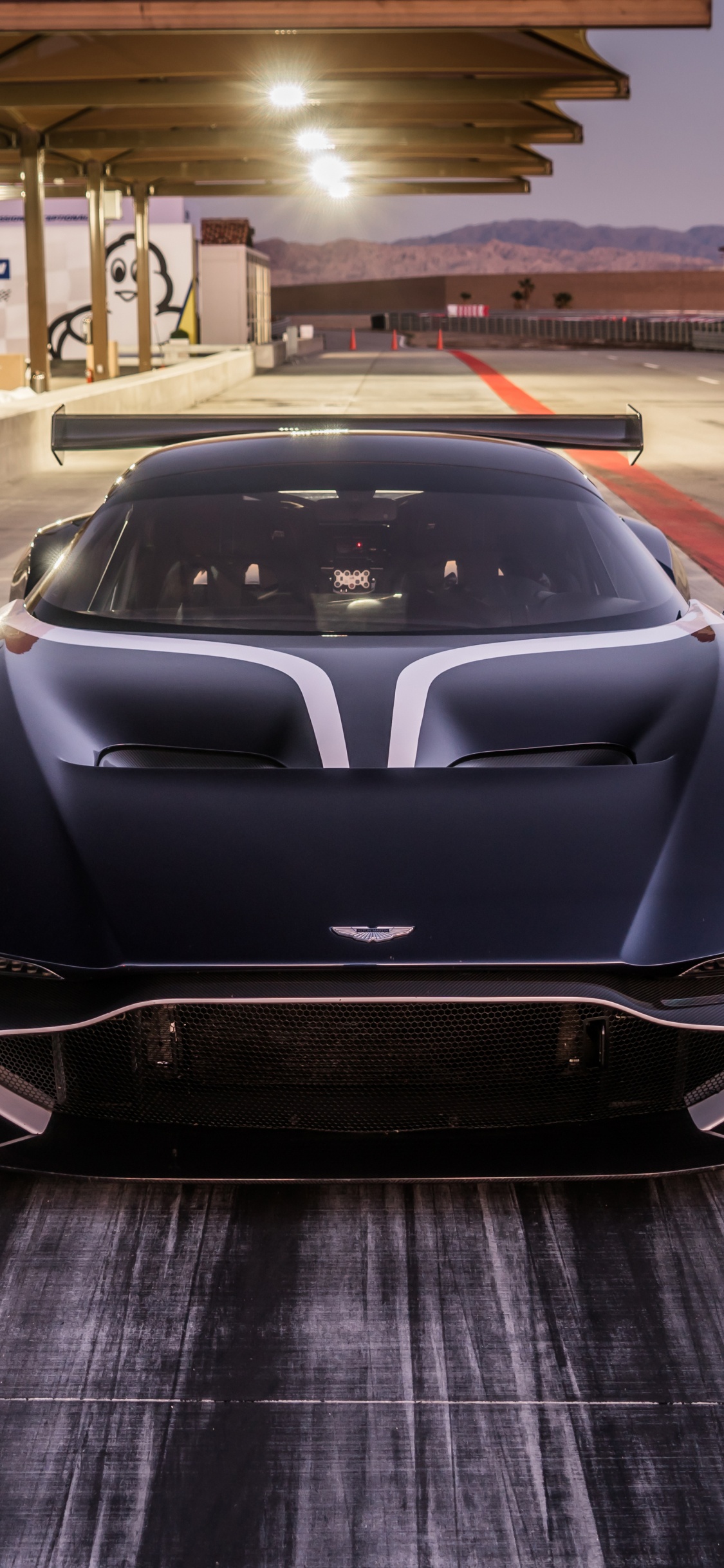 Schwarzer Lamborghini Aventador, Der Nachts Auf Dem Parkplatz Geparkt Ist. Wallpaper in 1125x2436 Resolution