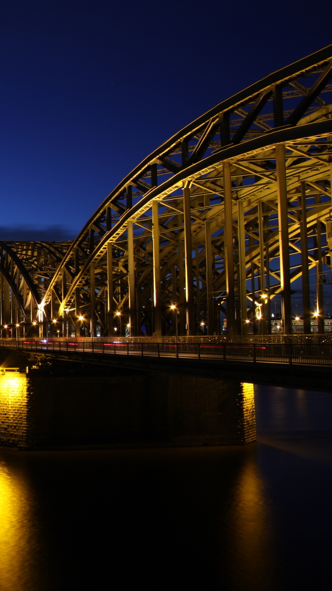 Puente Iluminado Sobre el Agua Durante la Noche. Wallpaper in 1080x1920 Resolution