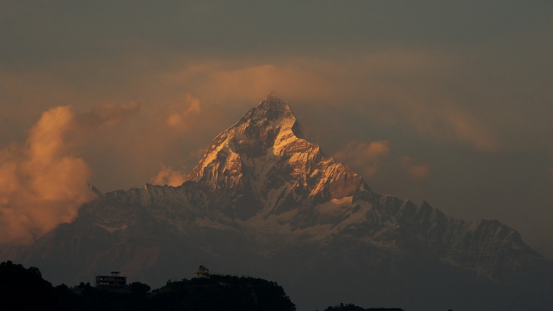 Montagne Brune et Blanche Sous un Ciel Blanc Pendant la Journée. Wallpaper in 1920x1080 Resolution