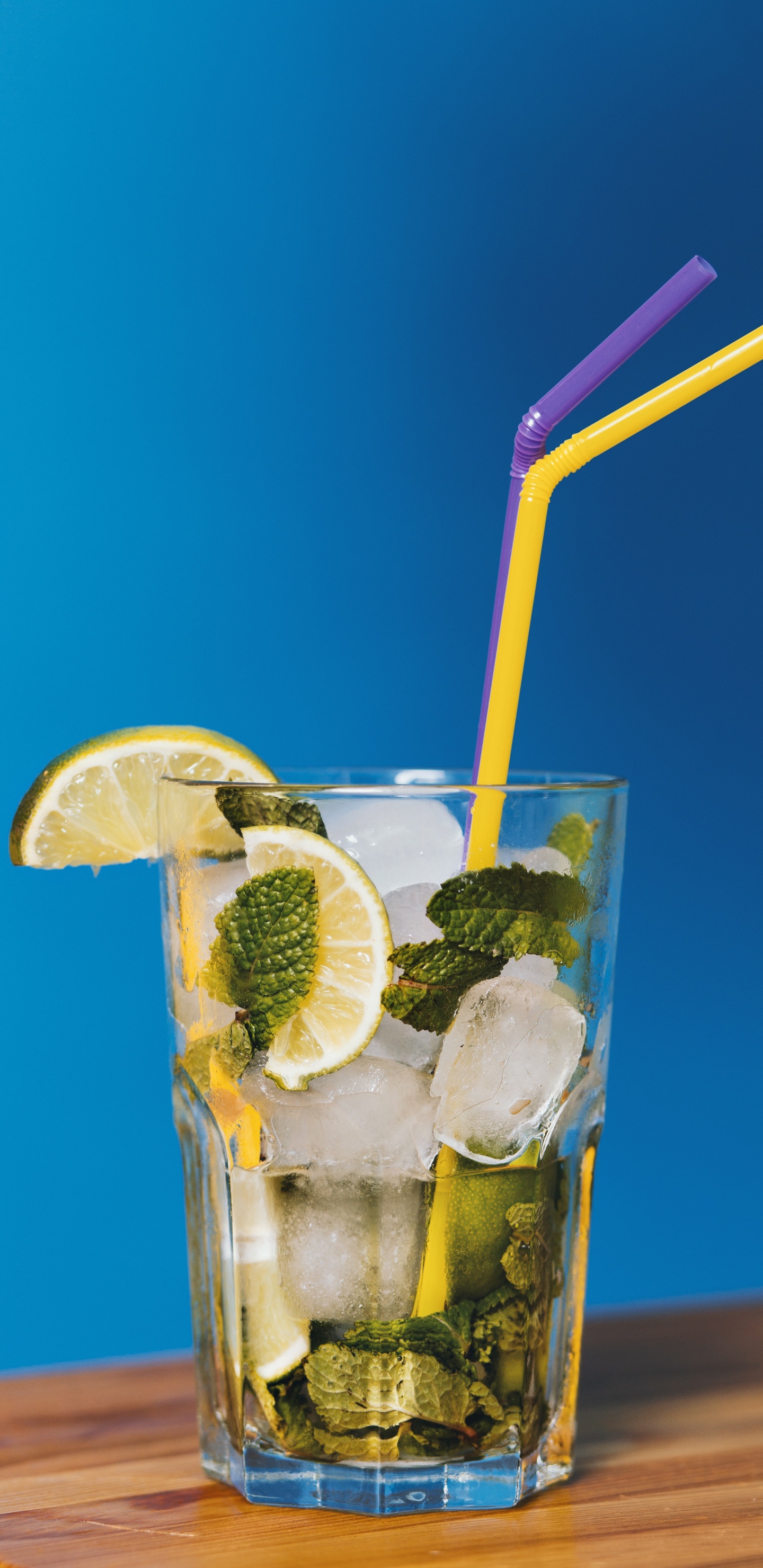 Vaso Transparente Con Hielo y Pajita. Wallpaper in 1440x2960 Resolution