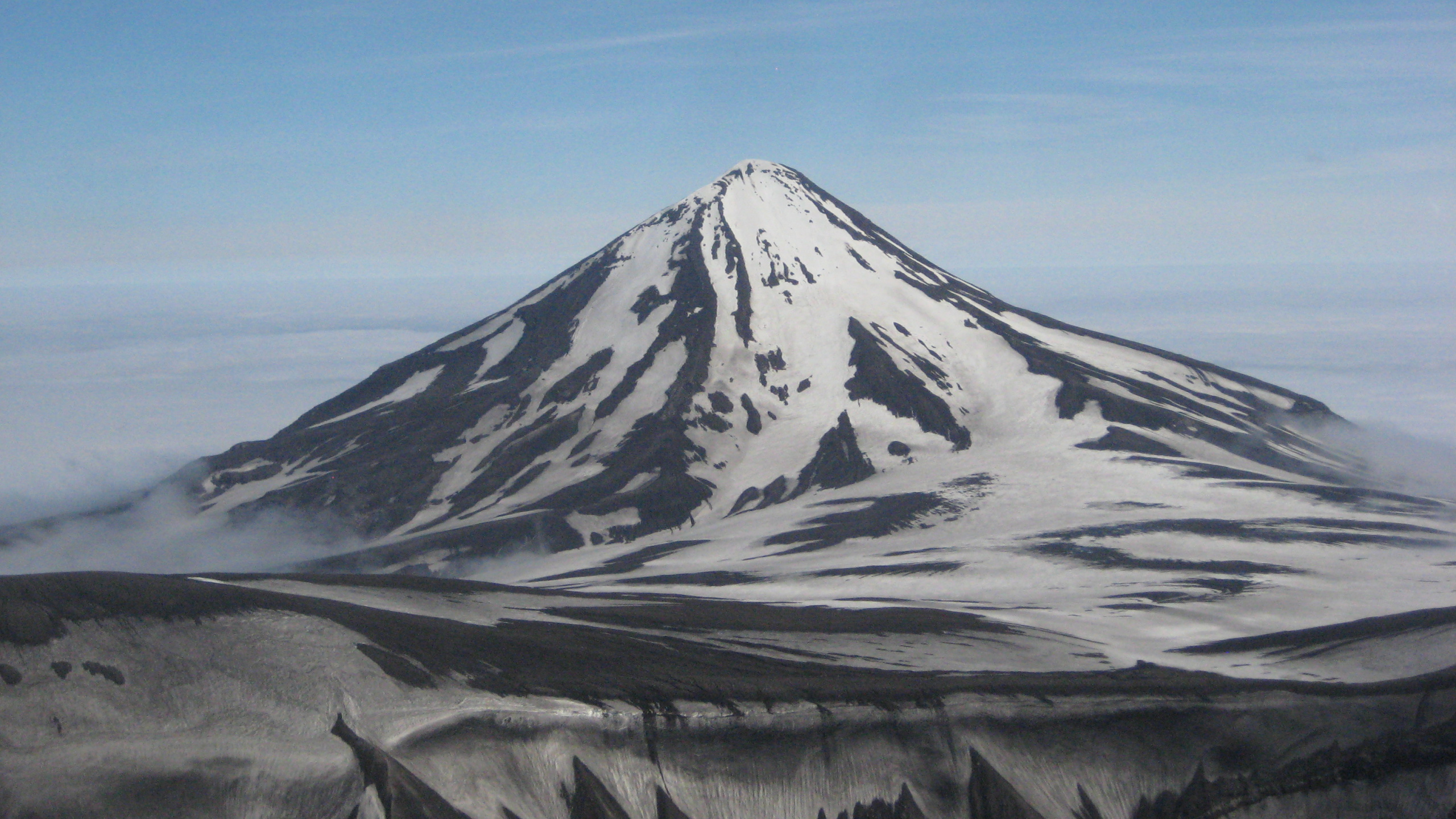 Montaña Cubierta de Nieve Bajo un Cielo Azul Durante el Día. Wallpaper in 2560x1440 Resolution