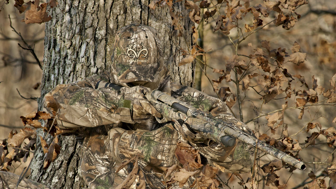 Brown Tree Trunk With Brown Dried Leaves. Wallpaper in 1366x768 Resolution