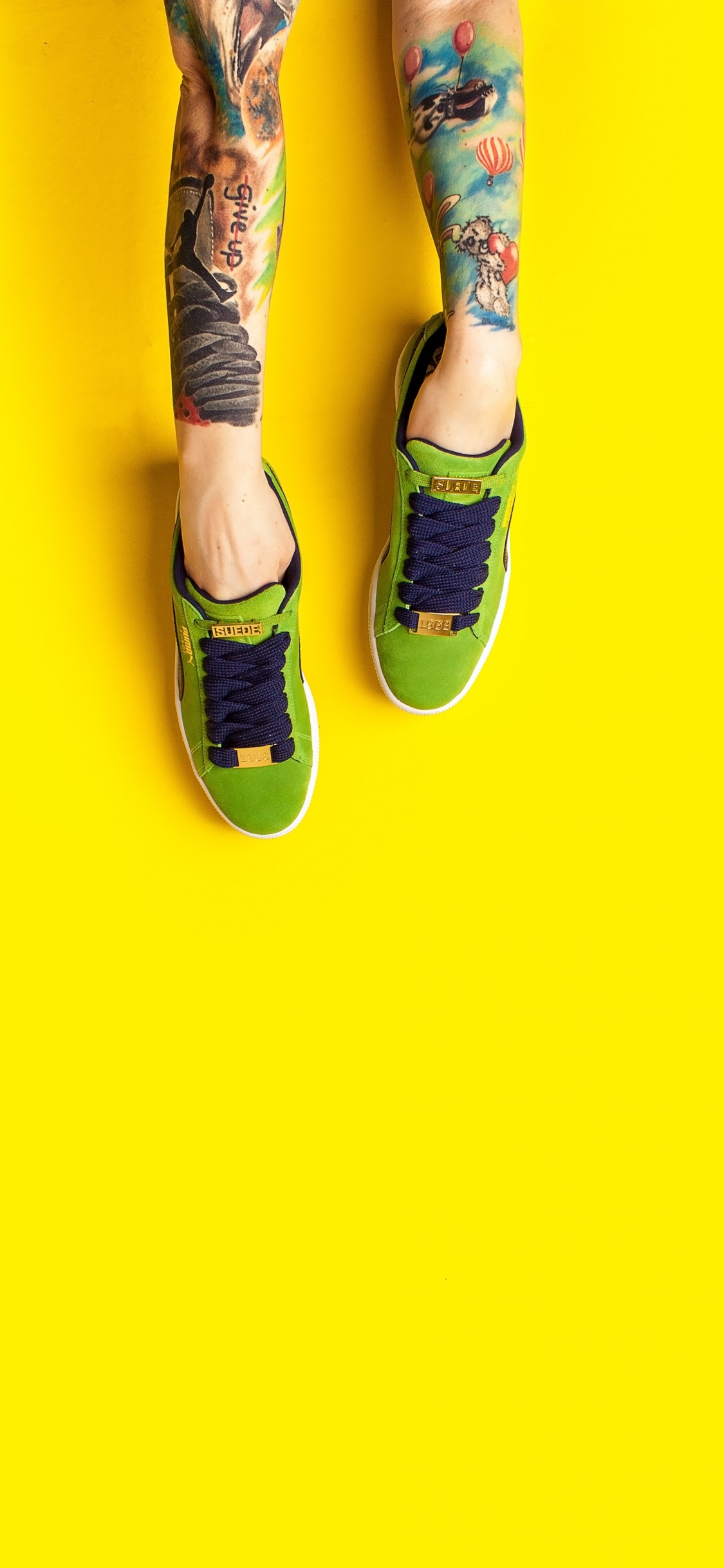 Person in Blauen Jeans Und Schwarz-weißen Turnschuhen. Wallpaper in 1125x2436 Resolution