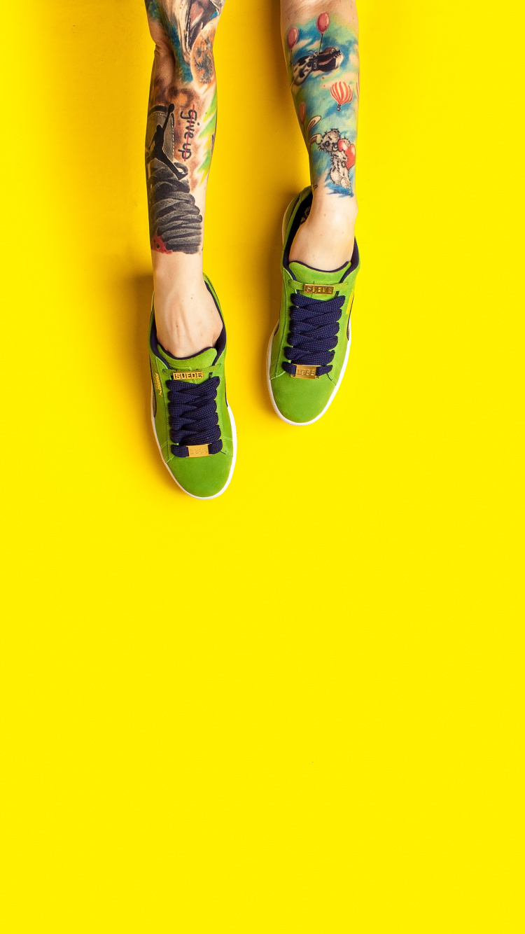 Person in Blauen Jeans Und Schwarz-weißen Turnschuhen. Wallpaper in 750x1334 Resolution