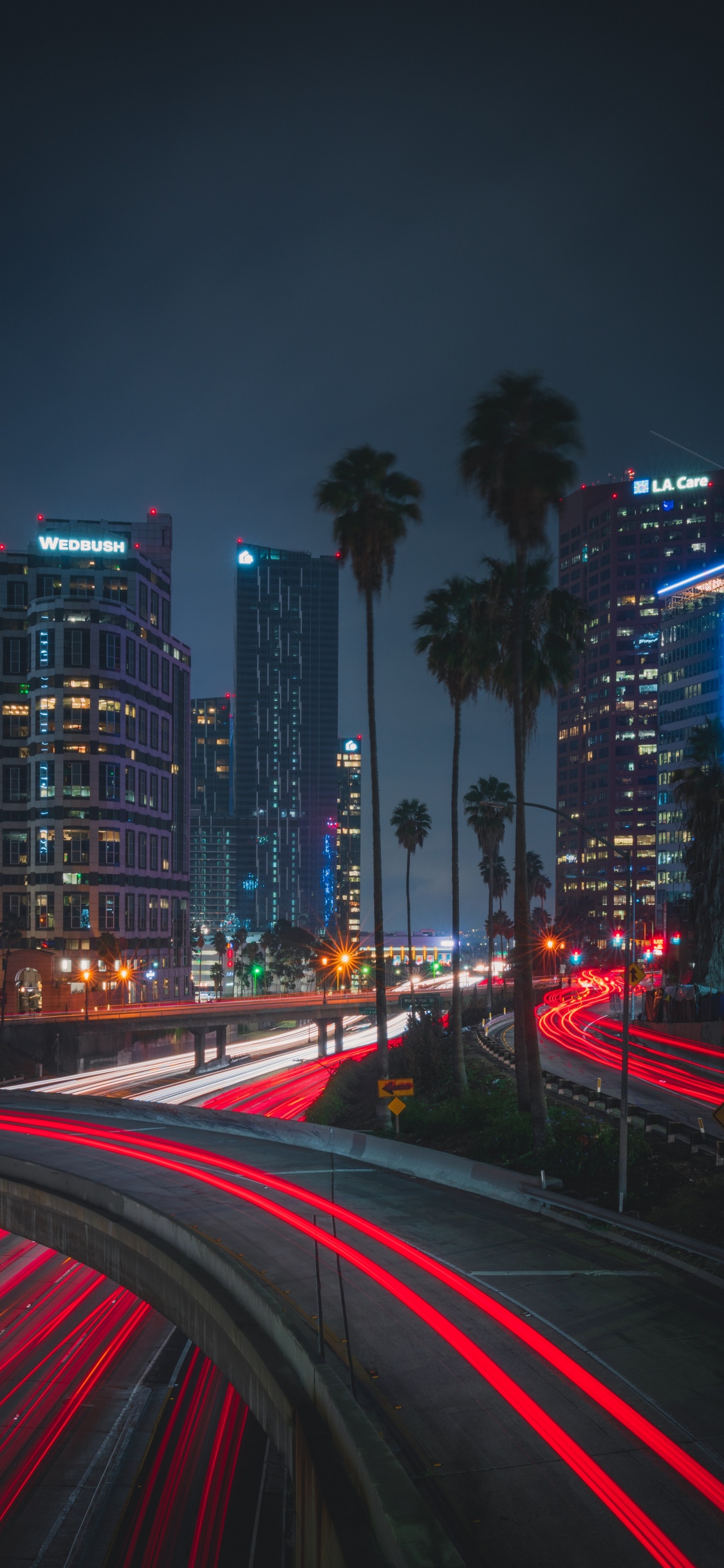 Photographie en Accéléré de la Ville Pendant la Nuit. Wallpaper in 1125x2436 Resolution