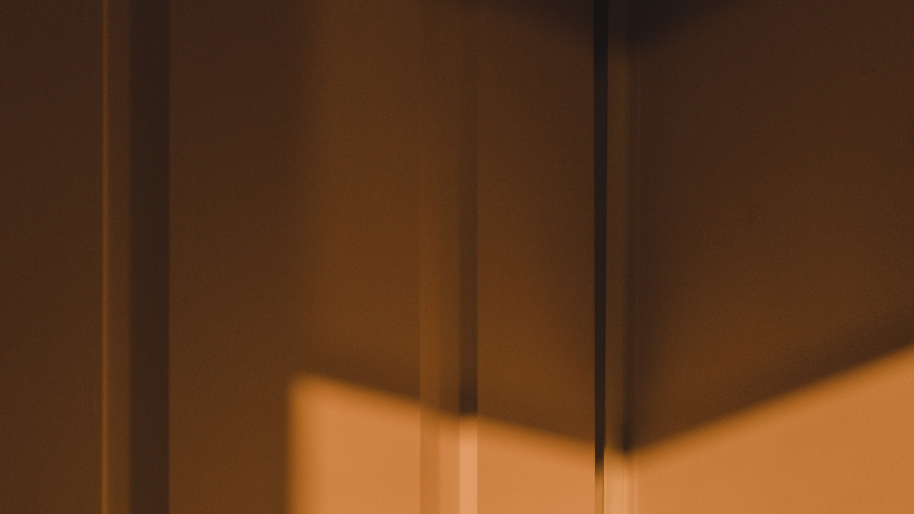 Porte en Bois Marron Avec Mur Blanc. Wallpaper in 1280x720 Resolution