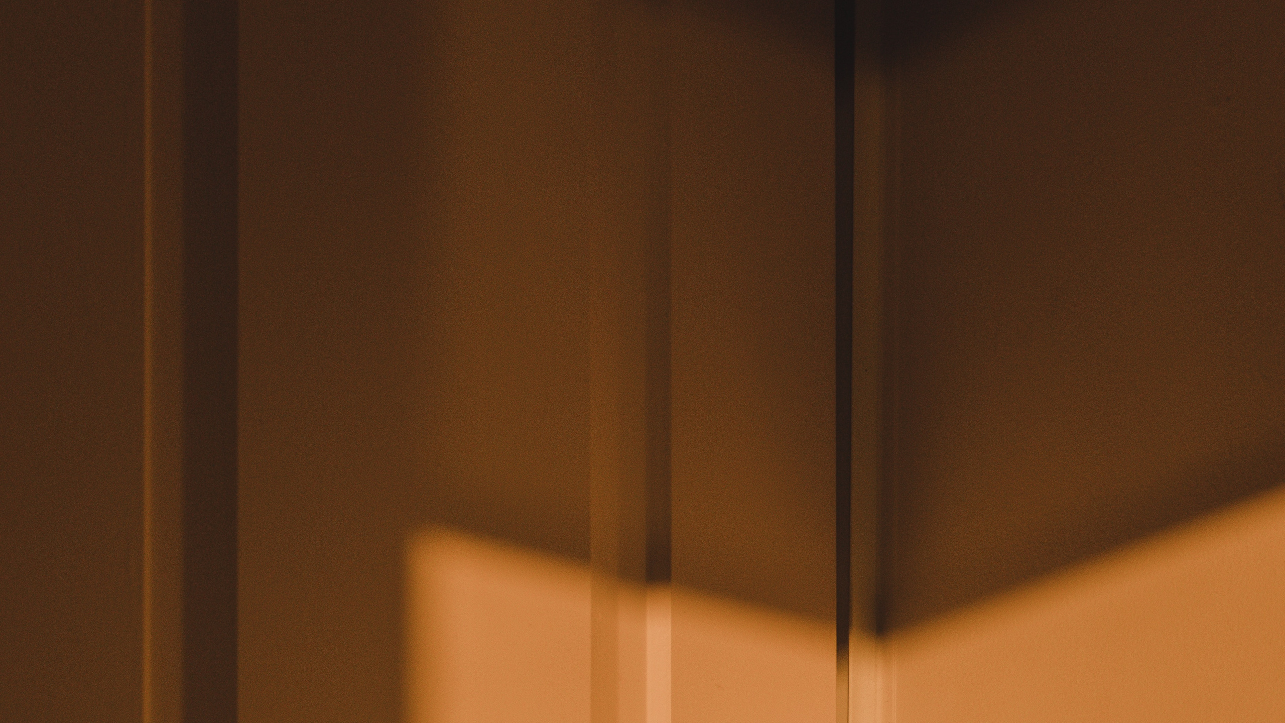 Porte en Bois Marron Avec Mur Blanc. Wallpaper in 2560x1440 Resolution