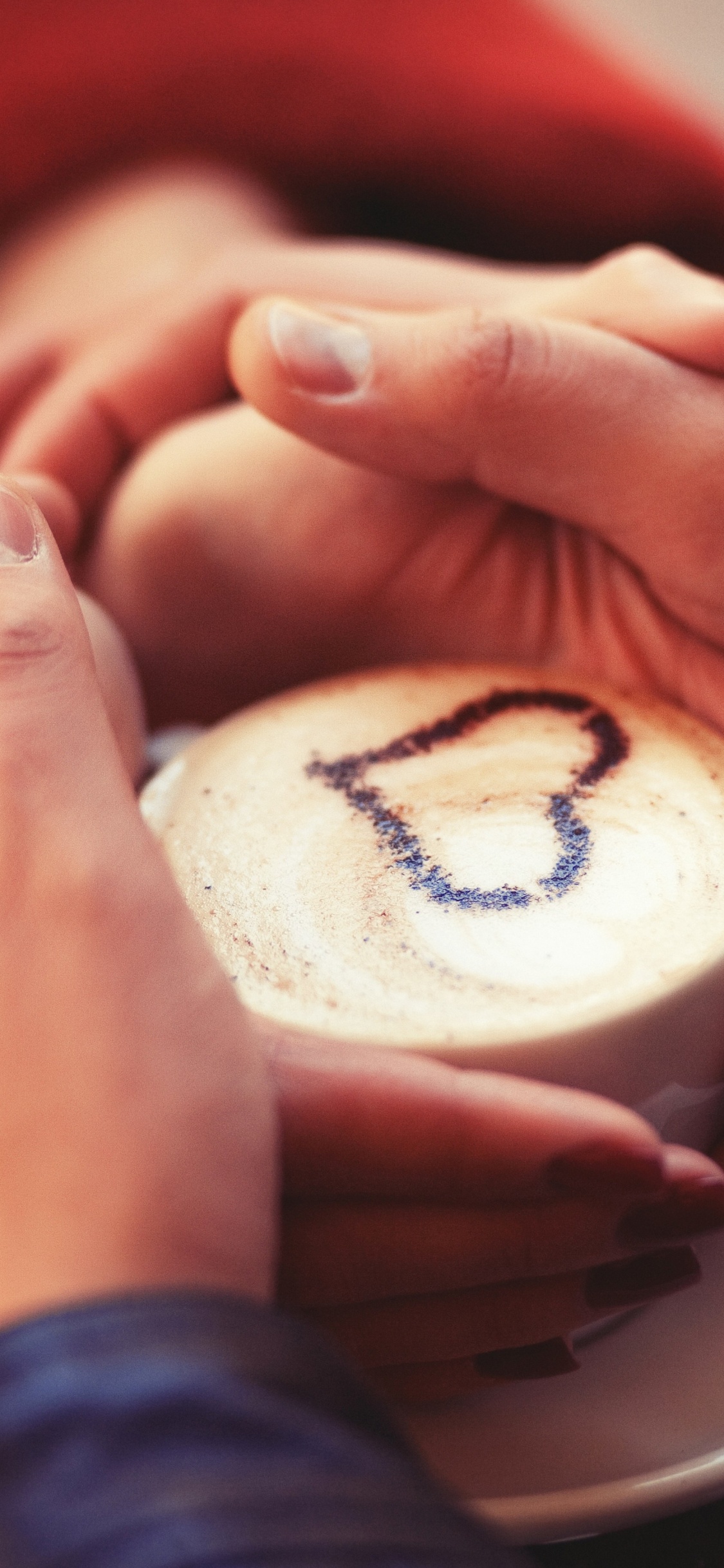 Person, Die Weißes Und Braunes Rundes Ornament Hält. Wallpaper in 1125x2436 Resolution