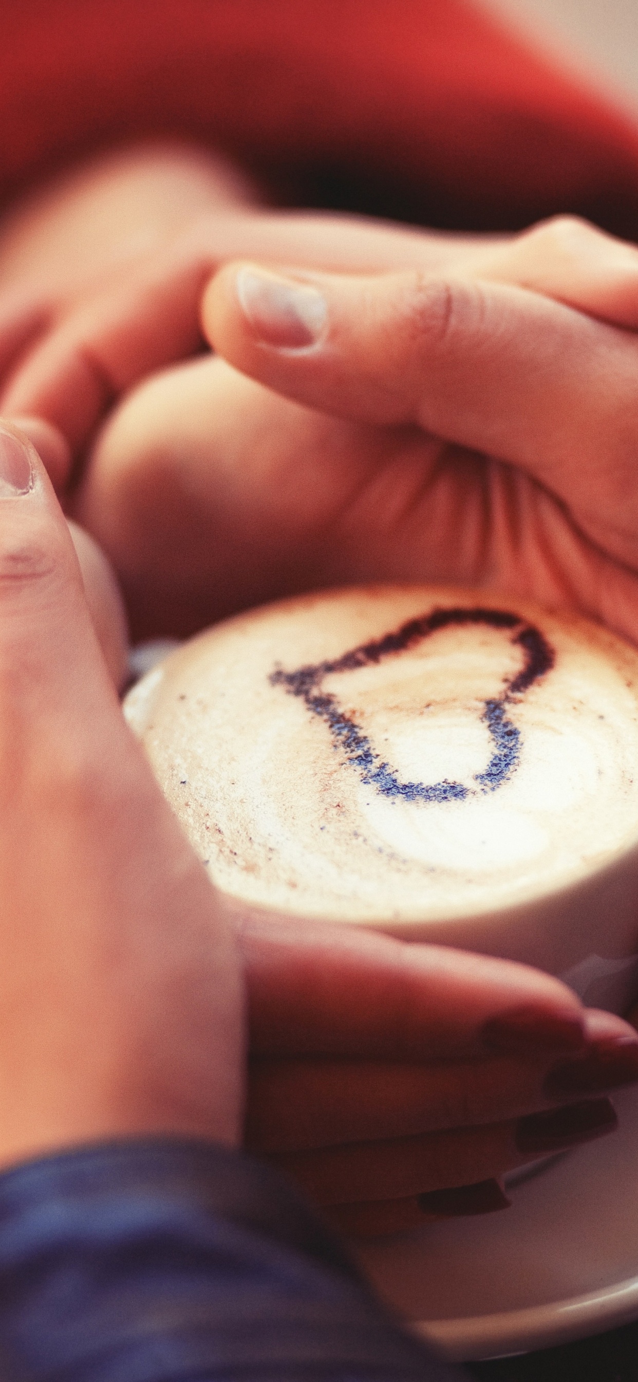 Person, Die Weißes Und Braunes Rundes Ornament Hält. Wallpaper in 1242x2688 Resolution