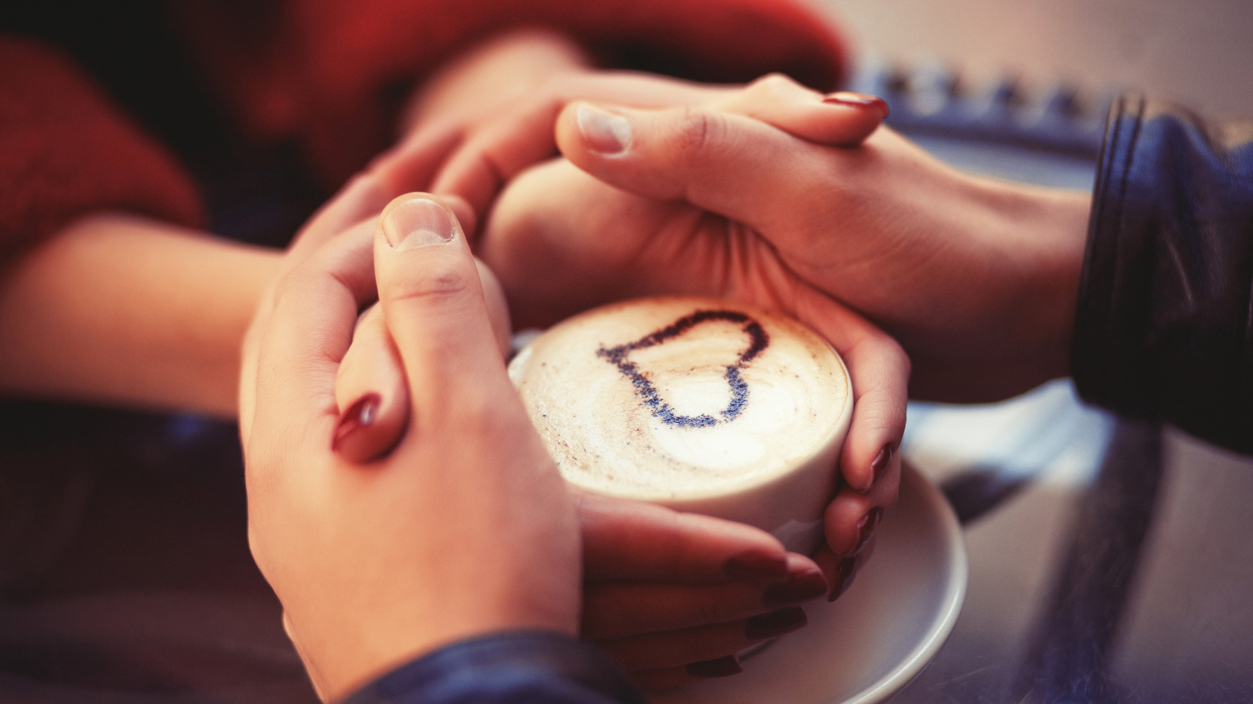 Personne Tenant un Ornement Rond Blanc et Marron. Wallpaper in 2560x1440 Resolution