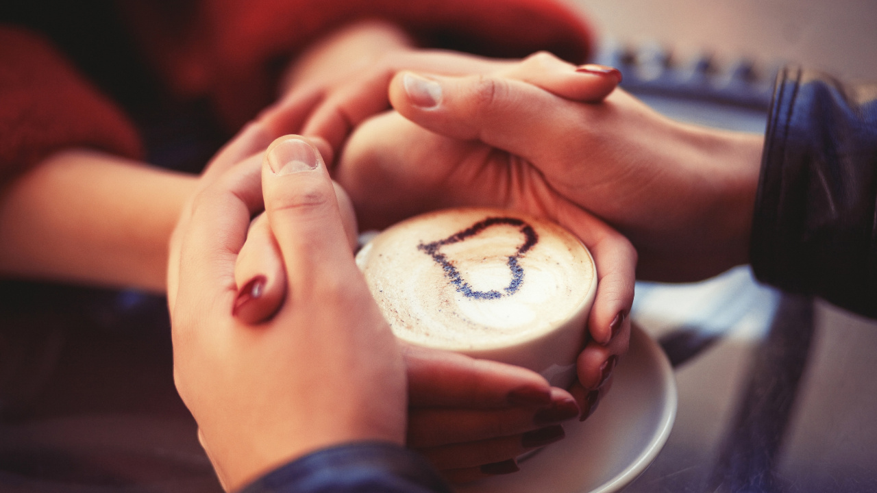 Persona Sosteniendo Adorno Redondo Blanco y Marrón. Wallpaper in 1280x720 Resolution