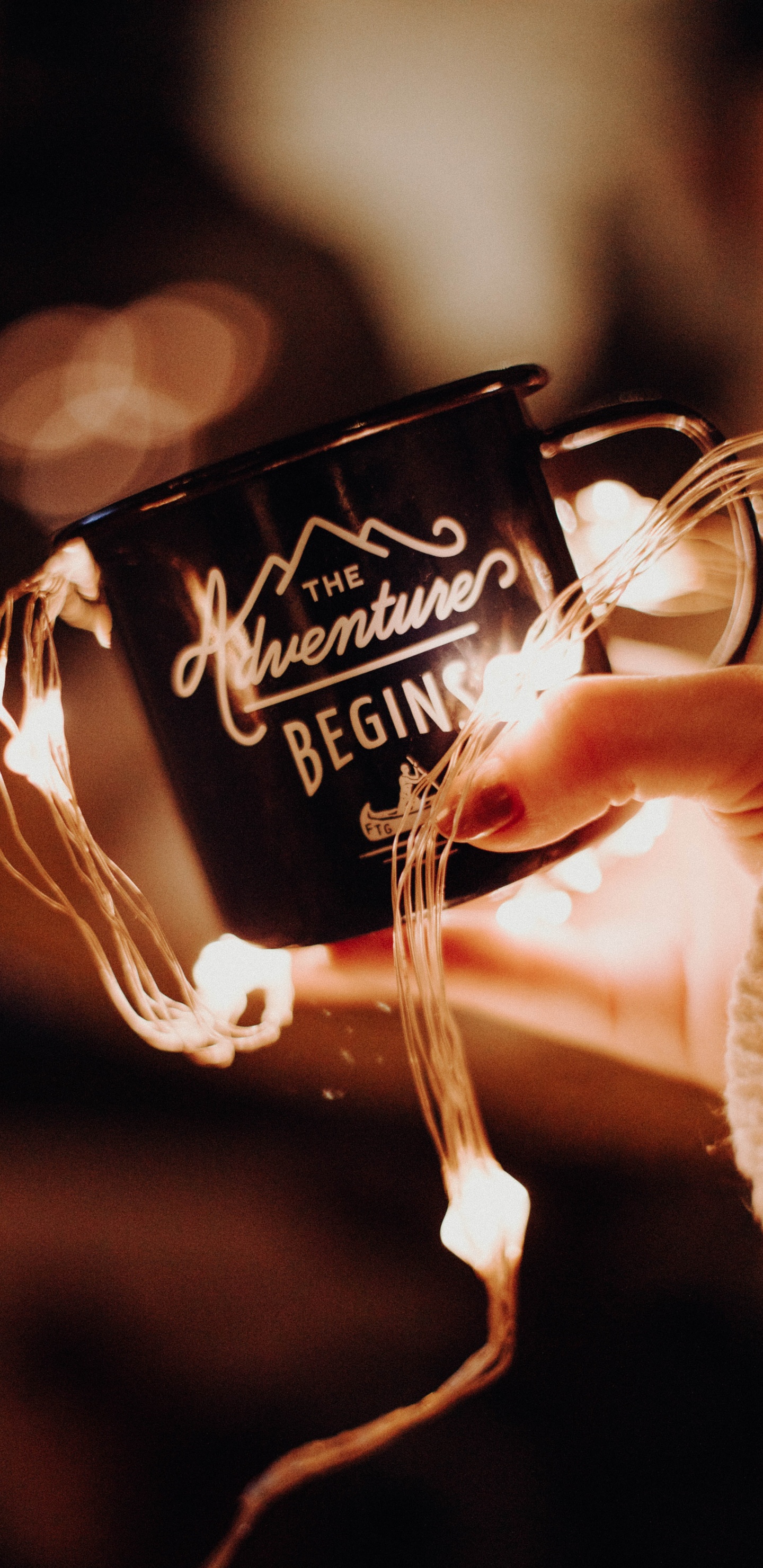 Personne Tenant Une Tasse en Céramique Noire et Blanche. Wallpaper in 1440x2960 Resolution