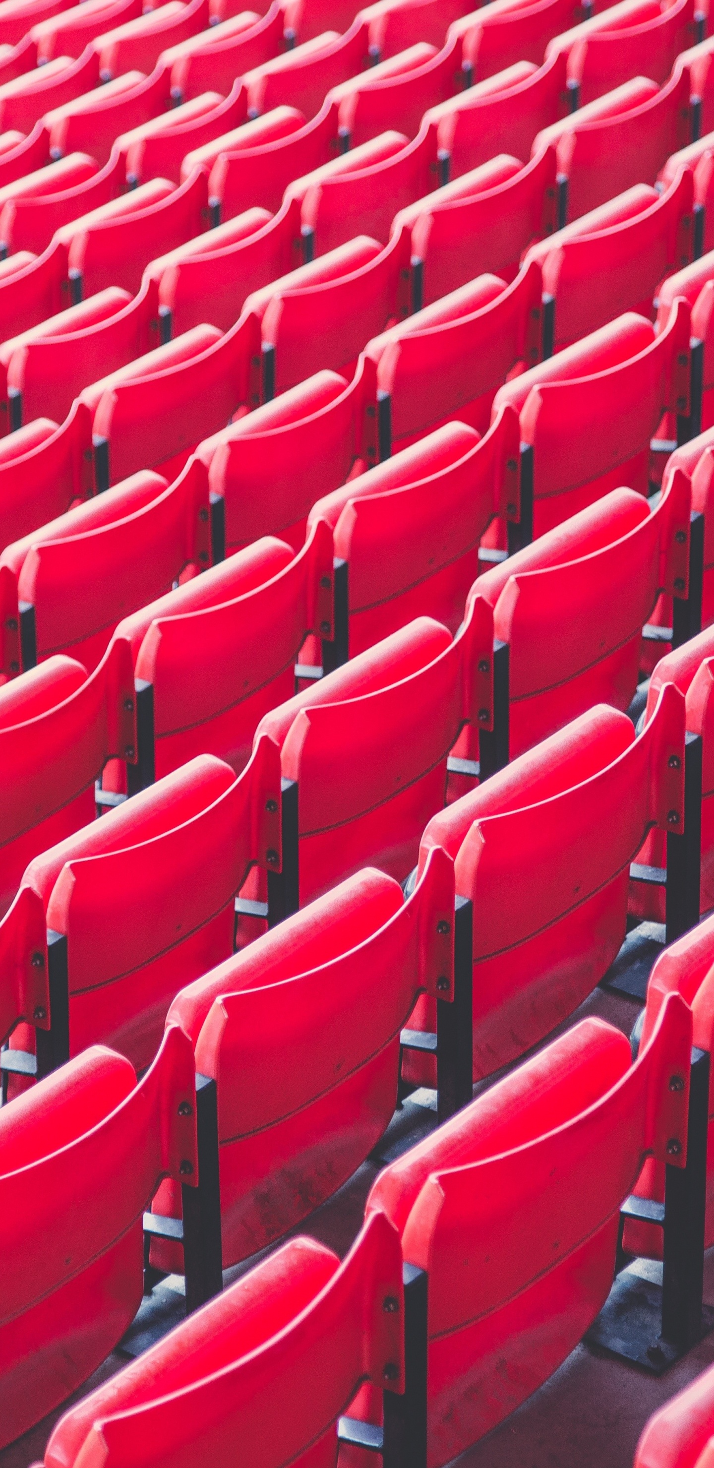 Sillas de Plástico Rojo en el Estadio. Wallpaper in 1440x2960 Resolution