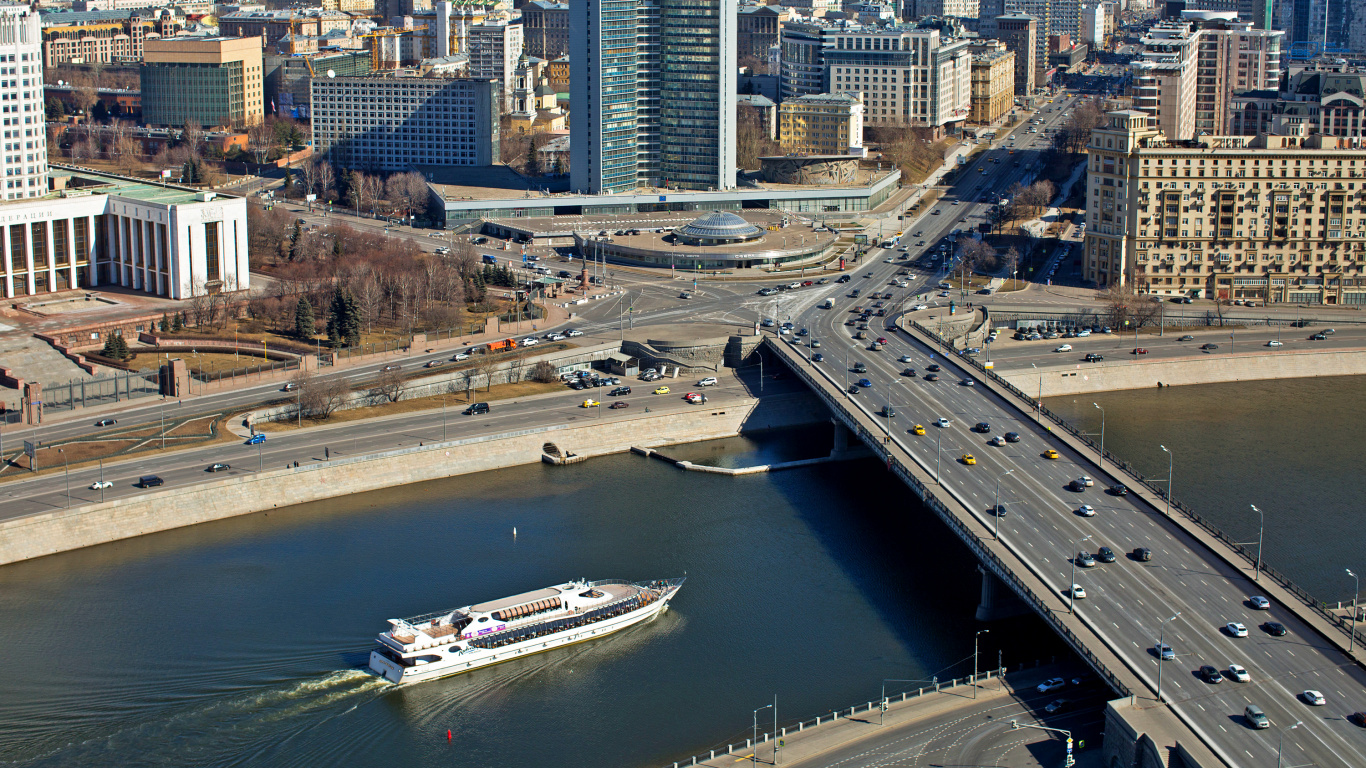 White and Black Boat on Water Near City Buildings During Daytime. Wallpaper in 1366x768 Resolution