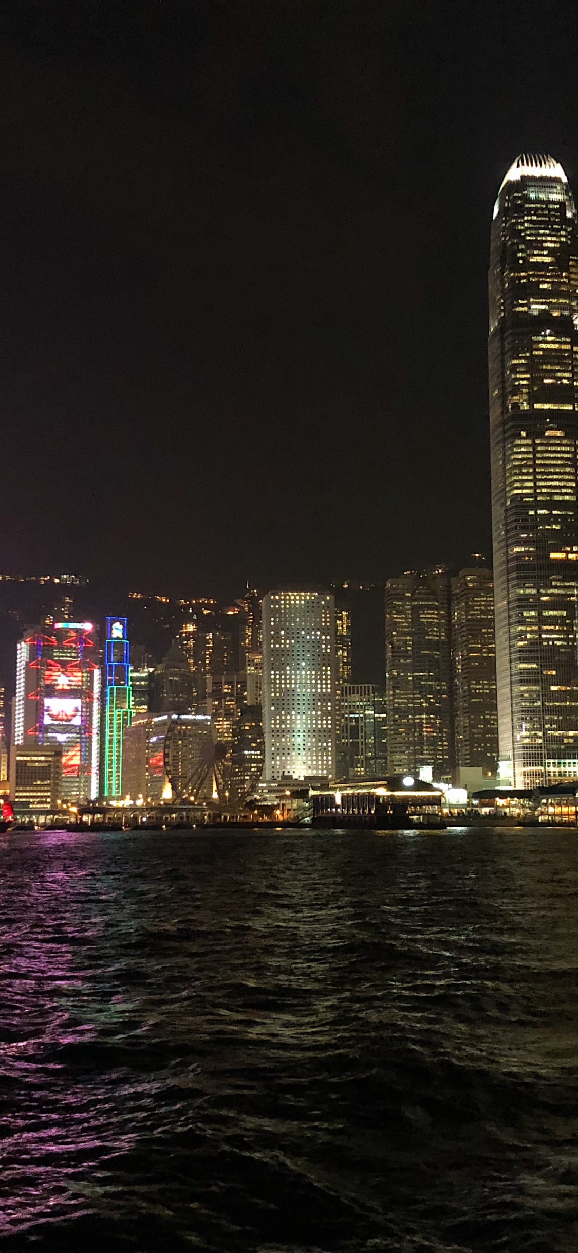 Hongkong, Victoria Harbour, Tsim Sha Tsui Star Fähre Pier, Sehenswürdigkeit, Nacht. Wallpaper in 1125x2436 Resolution