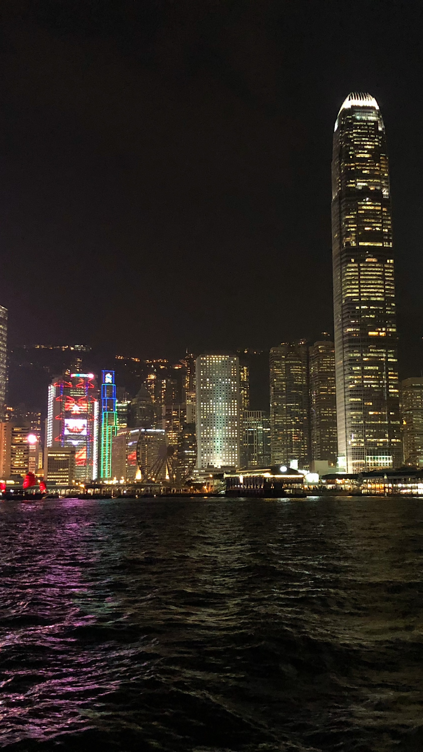 Hongkong, Victoria Harbour, Tsim Sha Tsui Star Fähre Pier, Sehenswürdigkeit, Nacht. Wallpaper in 1440x2560 Resolution