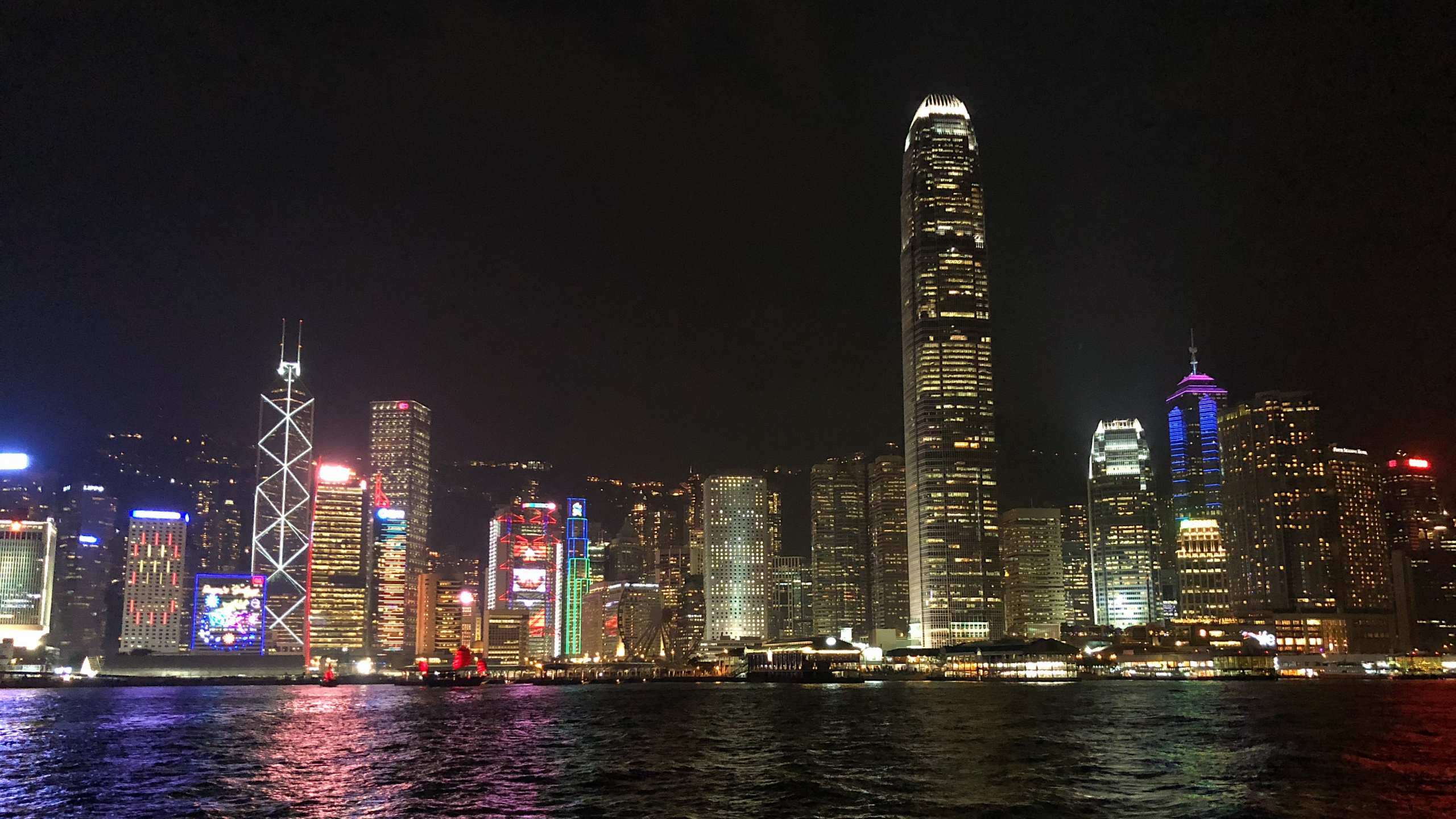 Hongkong, Victoria Harbour, Tsim Sha Tsui Star Fähre Pier, Sehenswürdigkeit, Nacht. Wallpaper in 2560x1440 Resolution