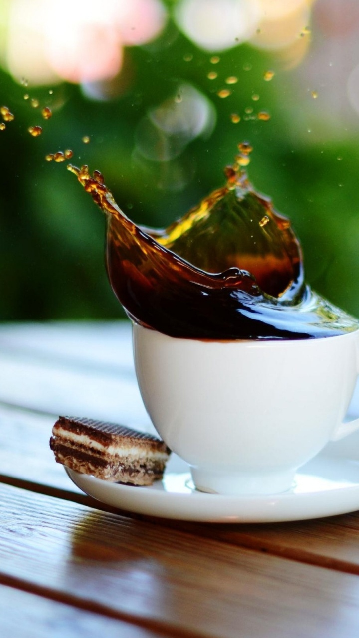 Weiße Keramiktasse Auf Untertasse Mit Brauner Flüssigkeit. Wallpaper in 720x1280 Resolution