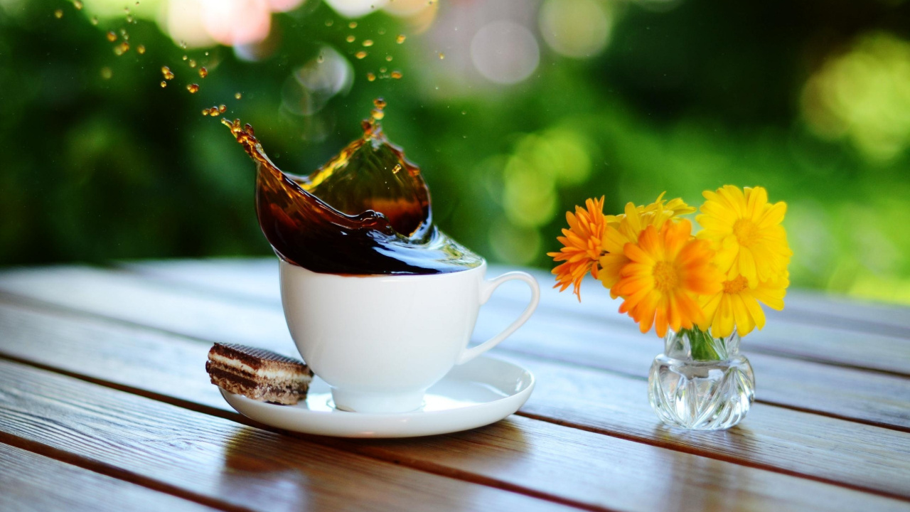 Tasse en Céramique Blanche Sur Soucoupe Avec Liquide Marron. Wallpaper in 1280x720 Resolution