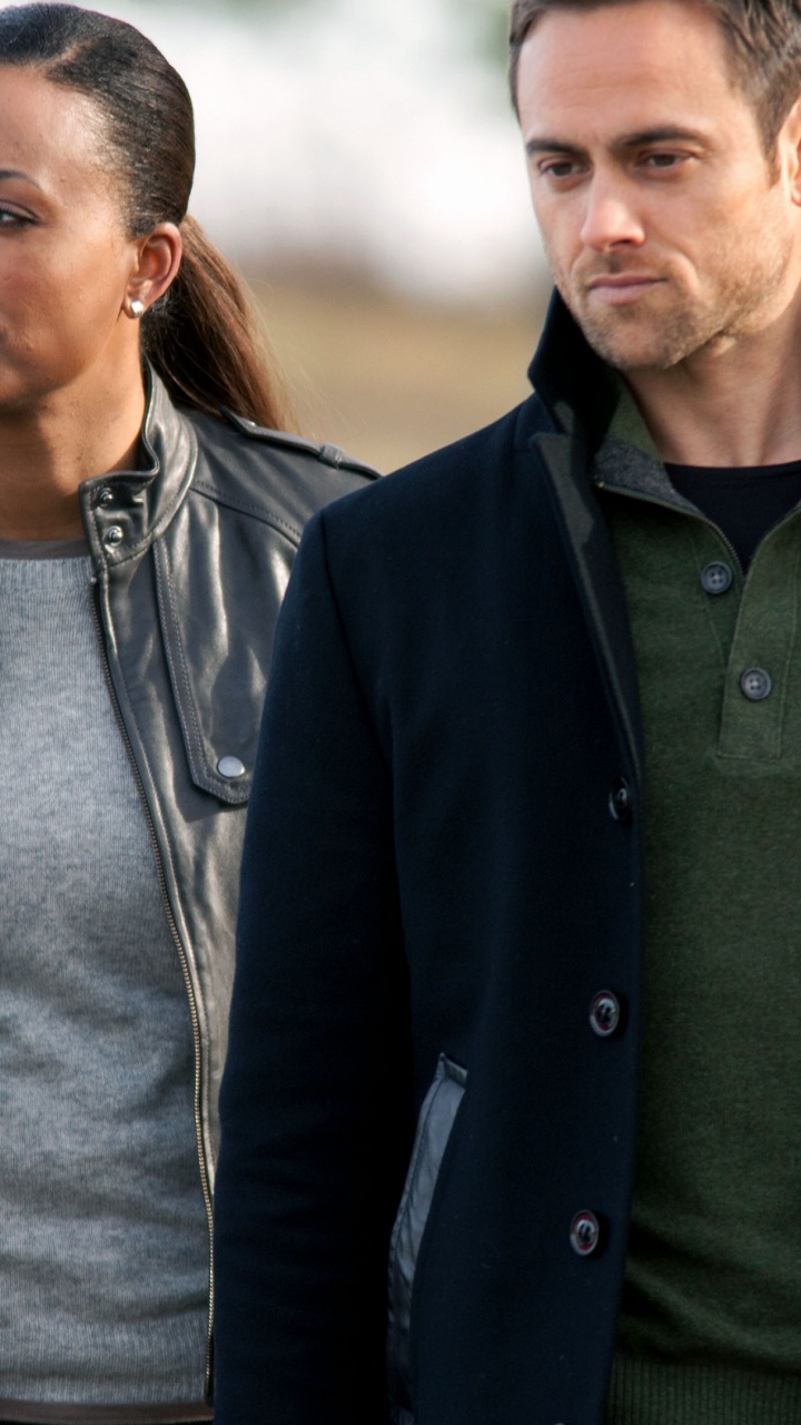 Hombre en Chaqueta Negra Con Botones de Pie Junto al Hombre en Camisa Gris Con Cuello Redondo. Wallpaper in 720x1280 Resolution