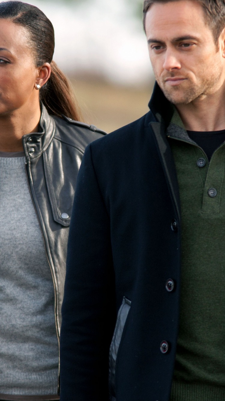 Hombre en Chaqueta Negra Con Botones de Pie Junto al Hombre en Camisa Gris Con Cuello Redondo. Wallpaper in 750x1334 Resolution