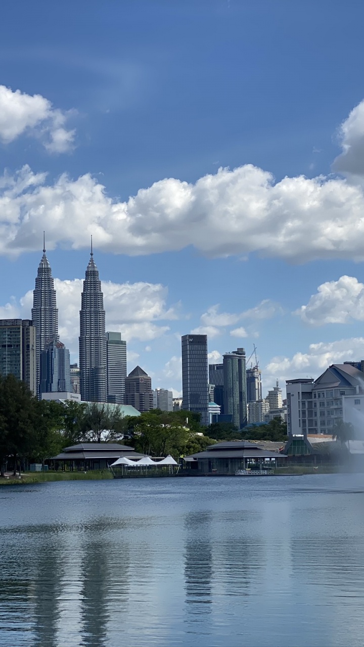 Petronas Towers, Kuala Lumpur, Malaysien, Skyline, Gewässer. Wallpaper in 720x1280 Resolution