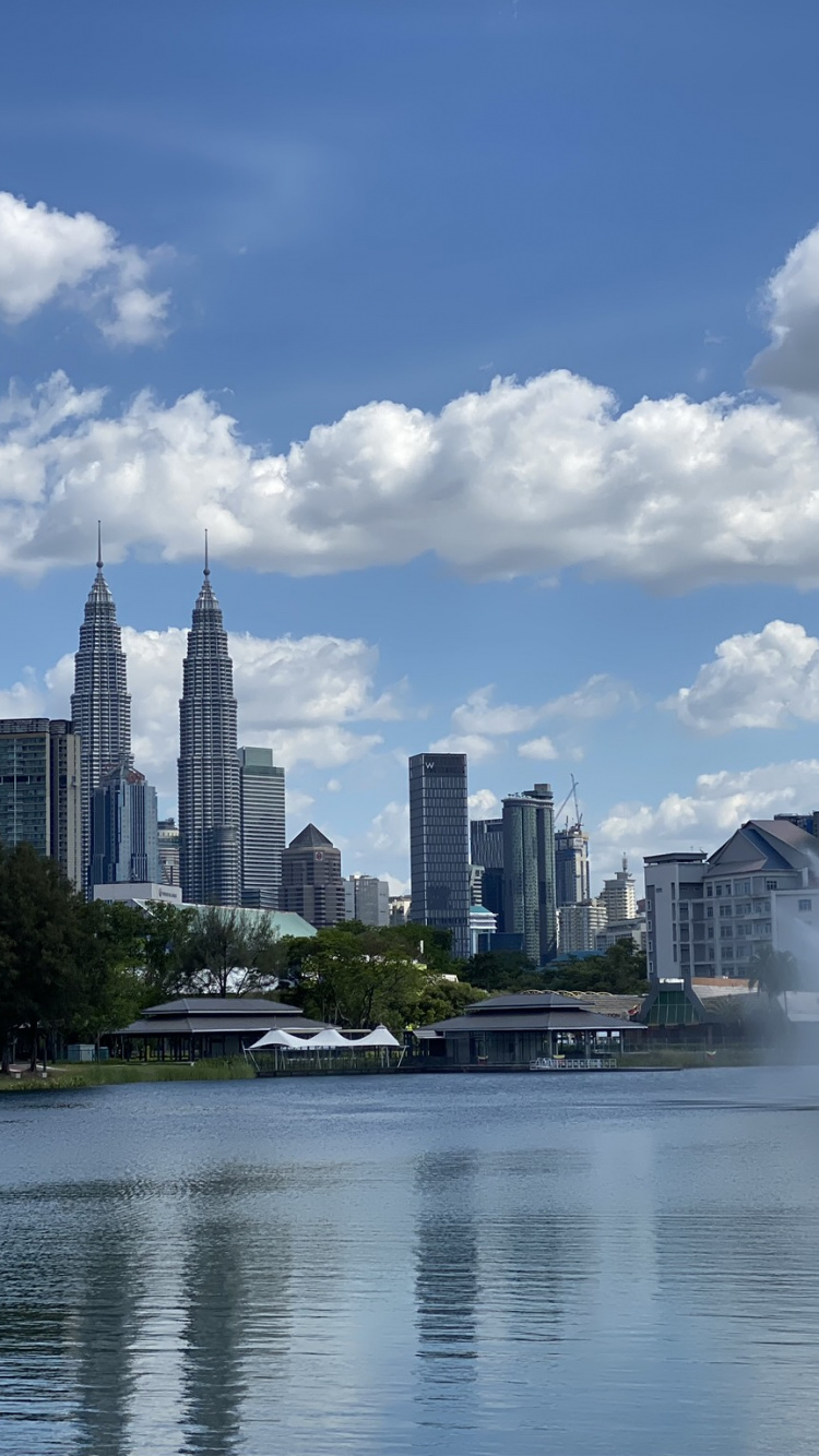 Petronas Towers, Kuala Lumpur, Malaysien, Skyline, Gewässer. Wallpaper in 750x1334 Resolution