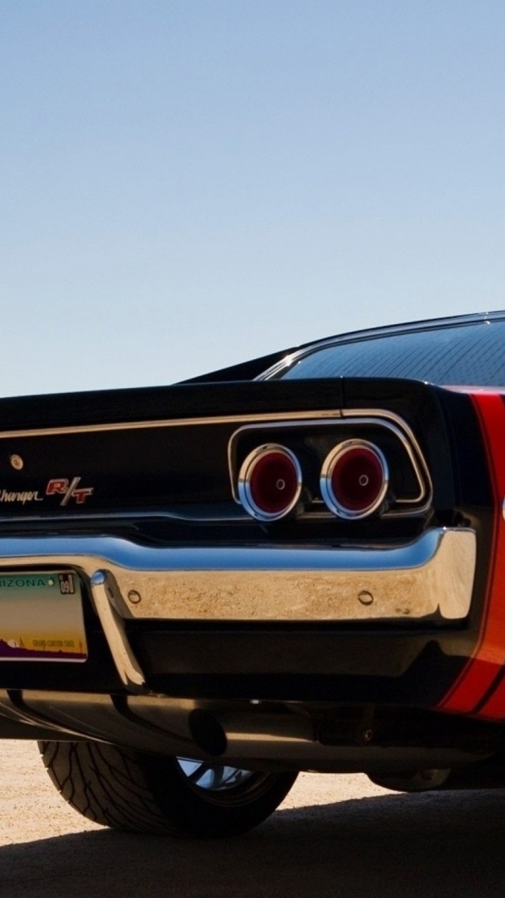 Chevrolet Camaro Negro en la Carretera Durante el Día. Wallpaper in 720x1280 Resolution