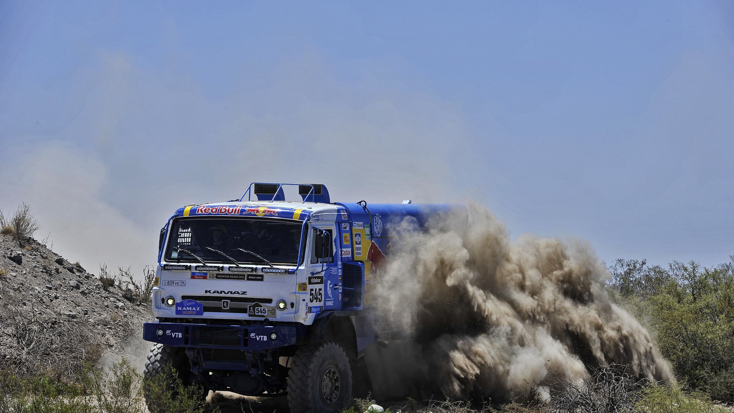 Blue and White Truck on Green Grass Field Under White Clouds and Blue Sky During Daytime. Wallpaper in 2560x1440 Resolution