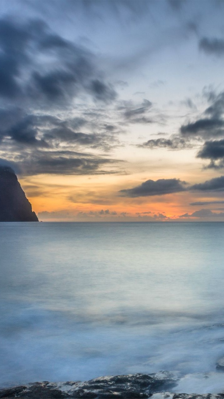 Océan Sous Ciel Nuageux au Coucher du Soleil. Wallpaper in 720x1280 Resolution