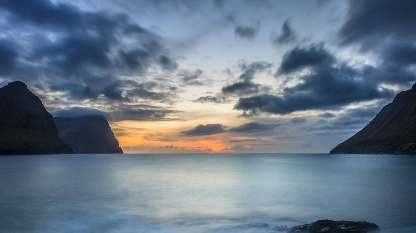 Ocean Under Cloudy Sky During Sunset. Wallpaper in 1366x768 Resolution