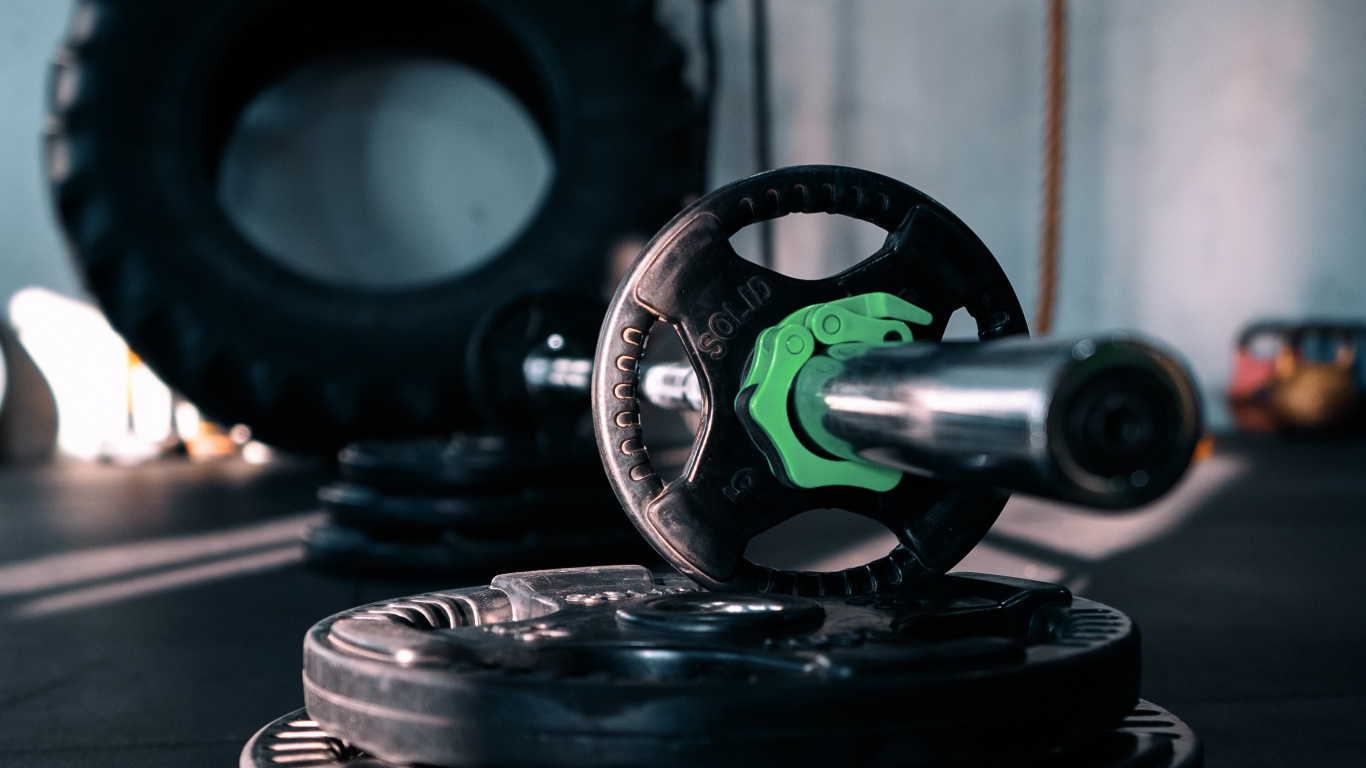 Mancuerna Negra y Verde Sobre Placa Redonda Negra. Wallpaper in 1366x768 Resolution