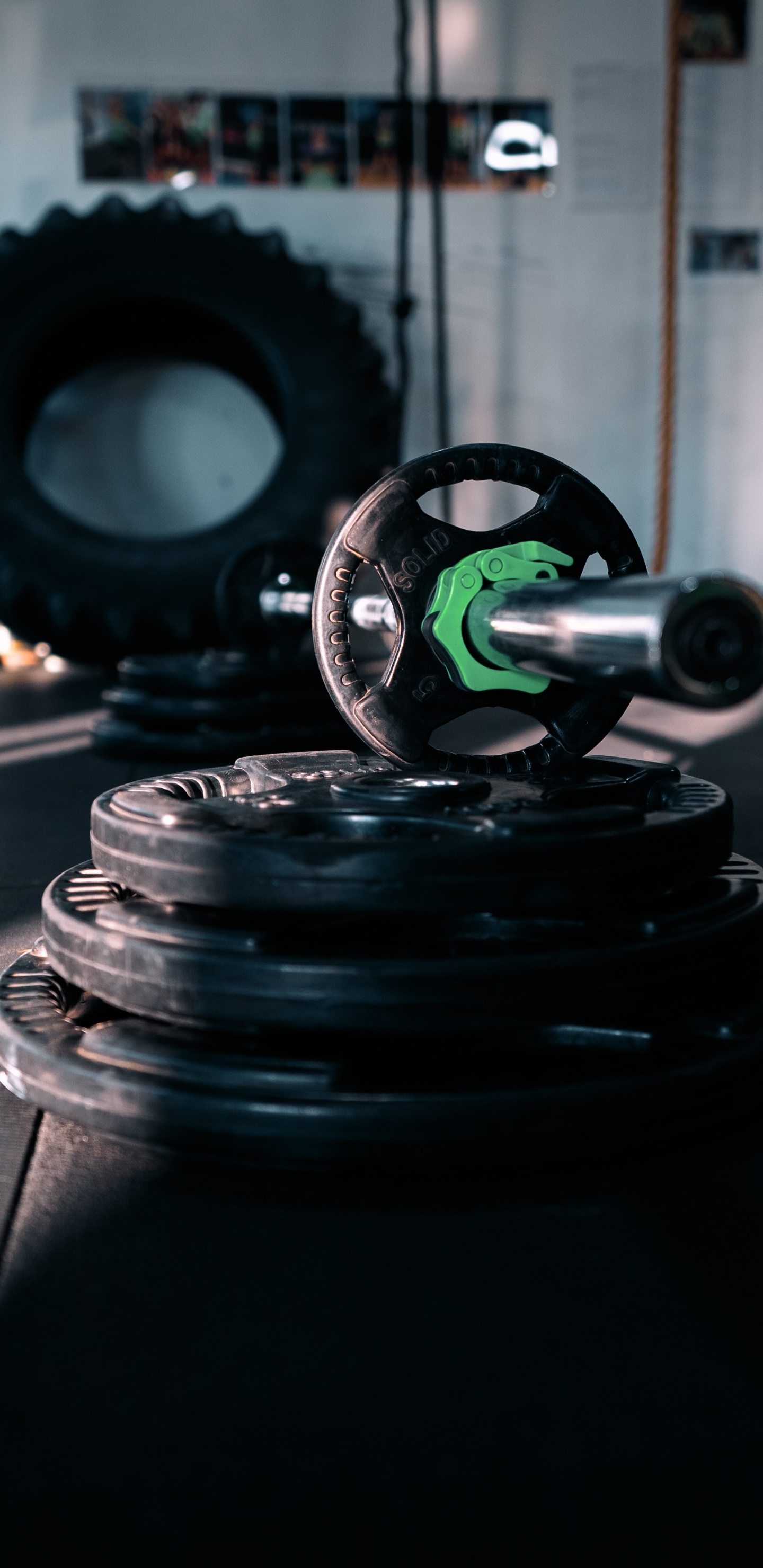 Mancuerna Negra y Verde Sobre Placa Redonda Negra. Wallpaper in 1440x2960 Resolution