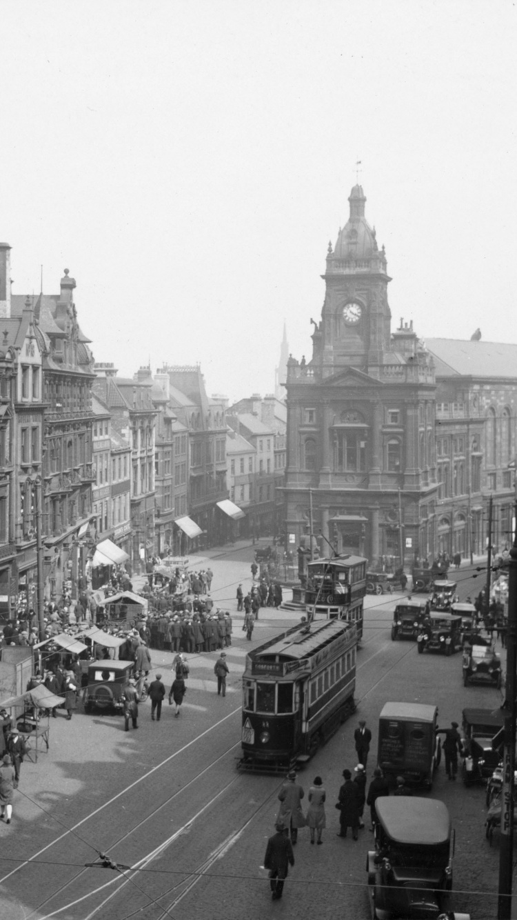 Graustufenfoto Von Menschen, Die Auf Der Straße in Der Nähe Von Gebäuden Gehen. Wallpaper in 750x1334 Resolution