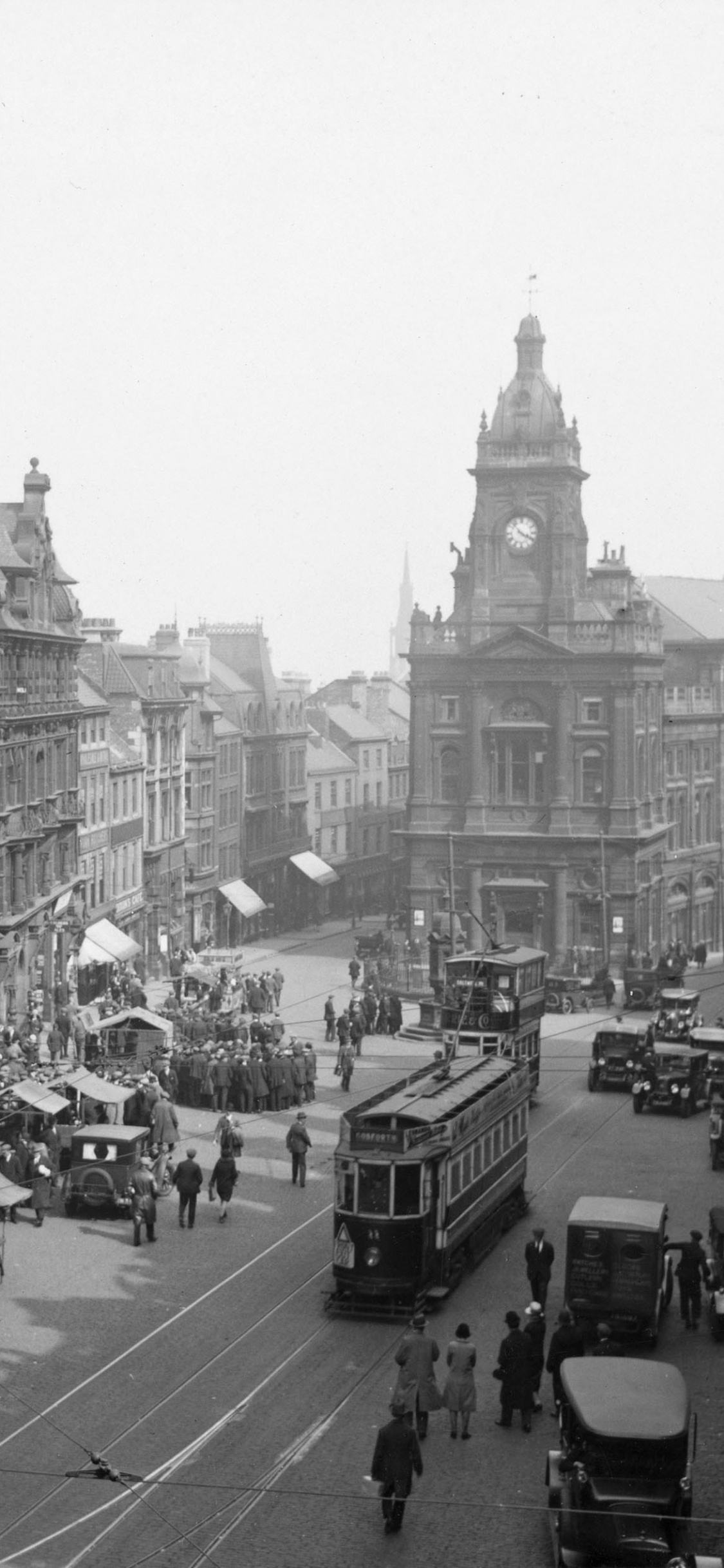 Photo en Niveaux de Gris de Personnes Marchant Dans la Rue Près Des Bâtiments. Wallpaper in 1125x2436 Resolution