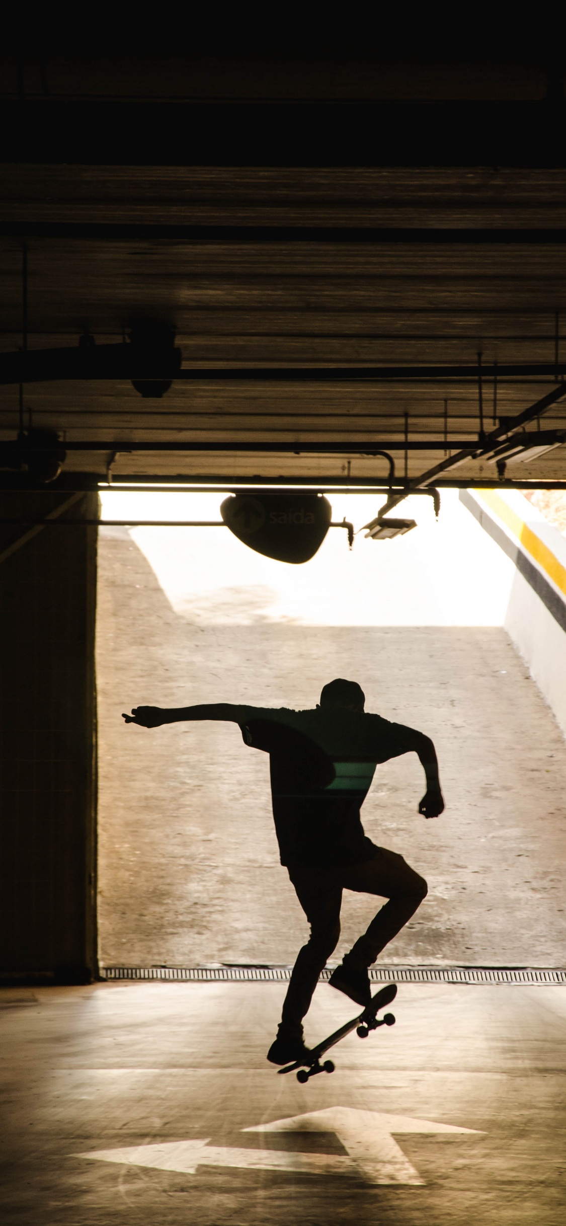 Hombre Con Camisa Negra y Pantalón Negro Saltando en el Aire. Wallpaper in 1125x2436 Resolution