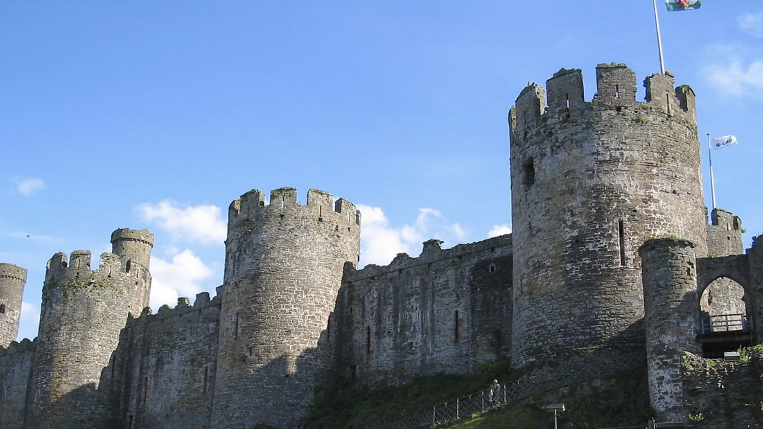 Brown Concrete Castle Under Blue Sky During Daytime. Wallpaper in 2560x1440 Resolution