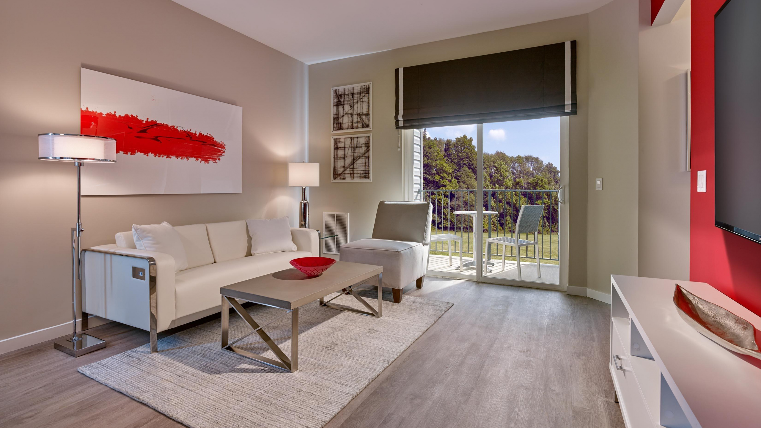 Canapé Blanc à Côté D'une Table en Bois Blanc. Wallpaper in 2560x1440 Resolution