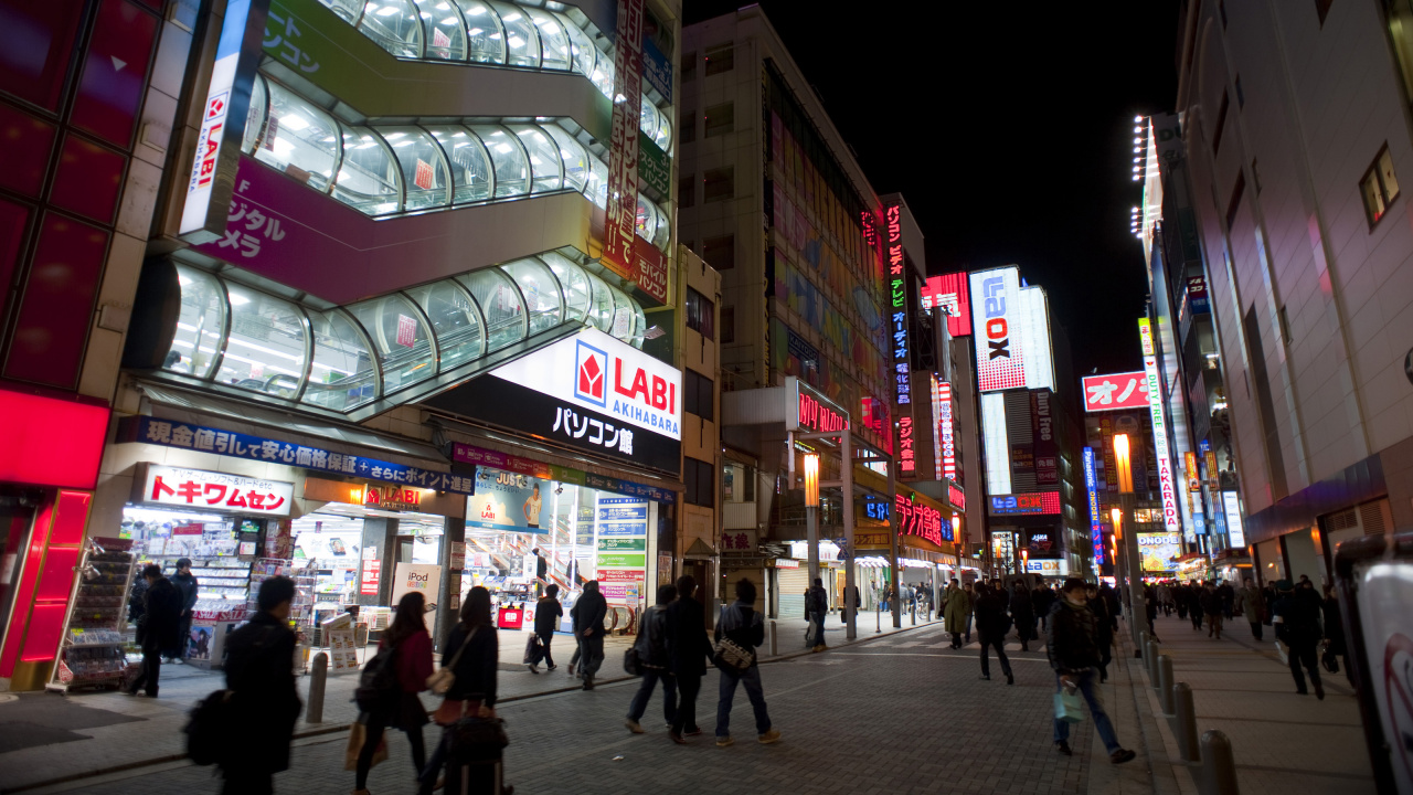 Personnes Marchant Dans la Rue Pendant la Nuit. Wallpaper in 1280x720 Resolution