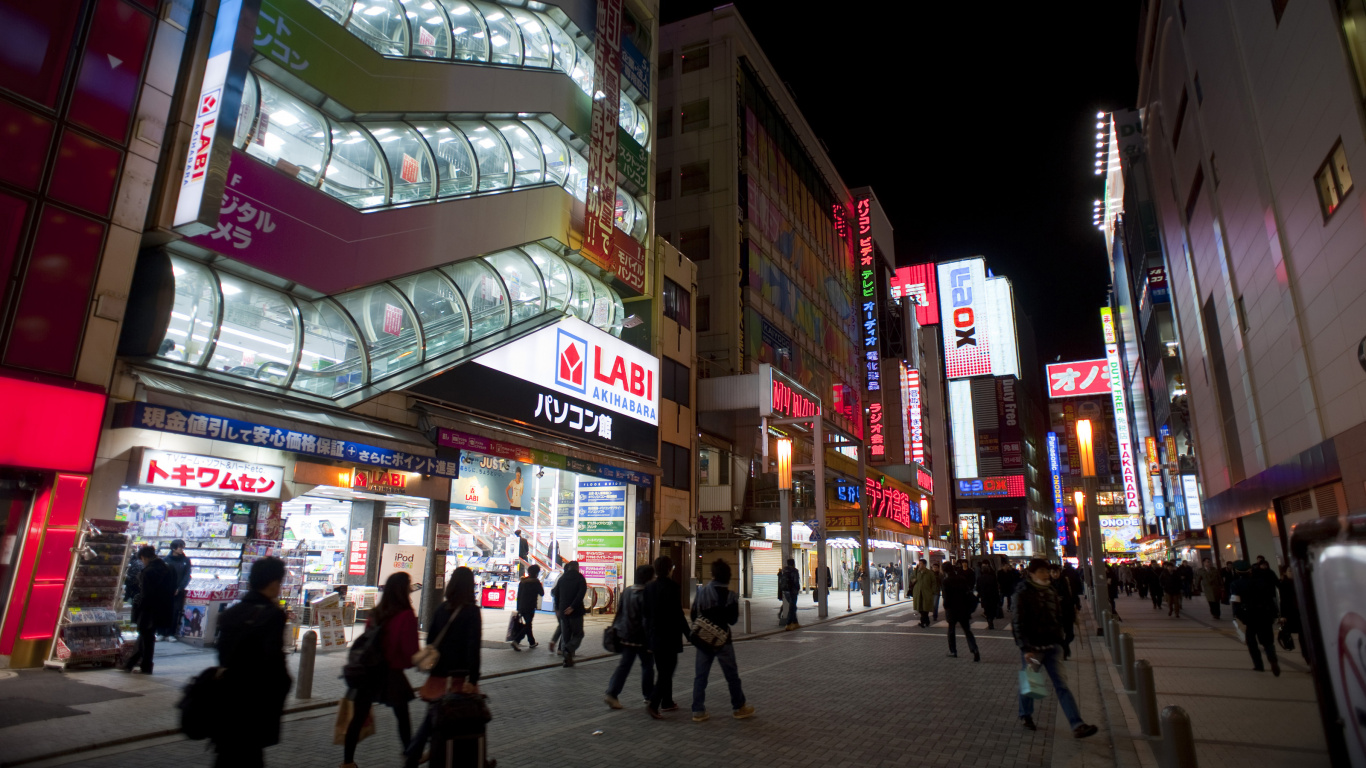Leute, Die Nachts Auf Der Straße Gehen. Wallpaper in 1366x768 Resolution